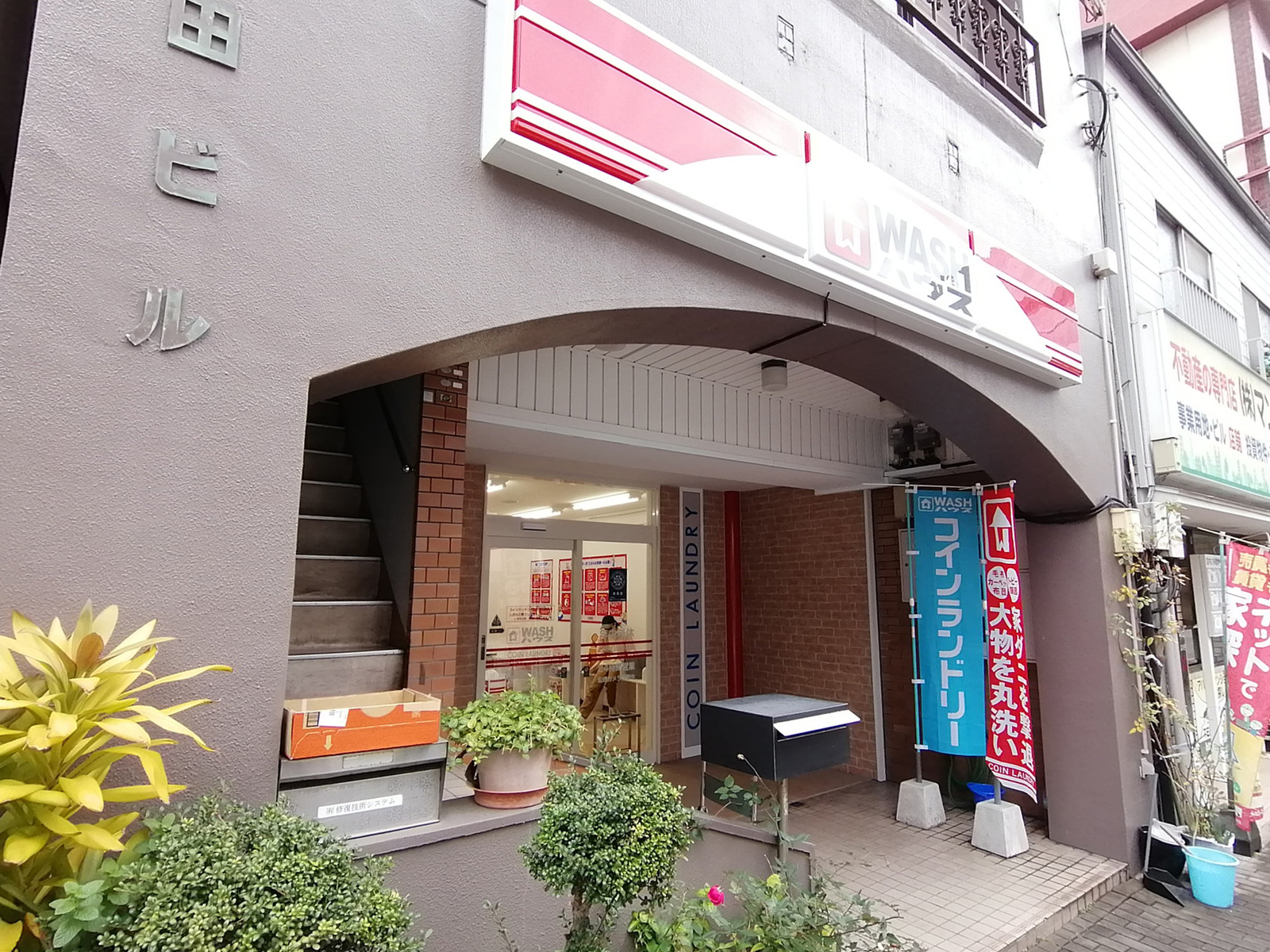 オフィスビル出入口