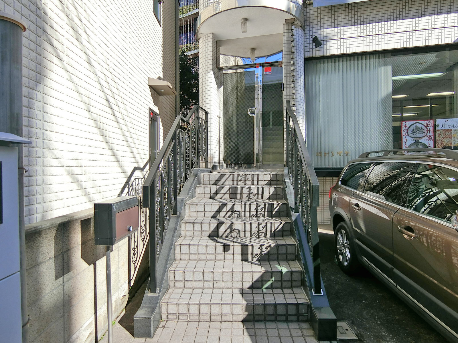 オフィスビル出入口