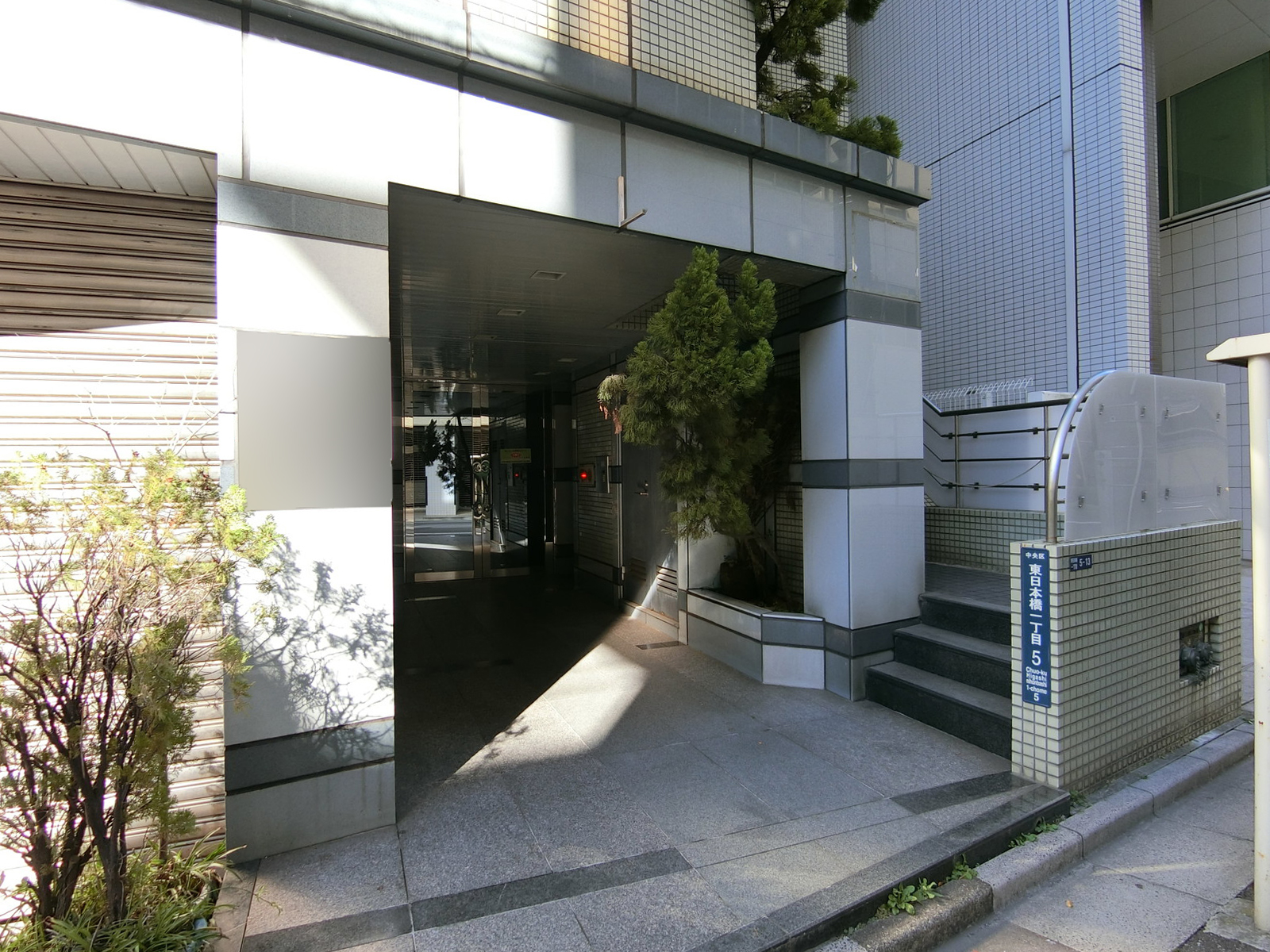 オフィスビル出入口