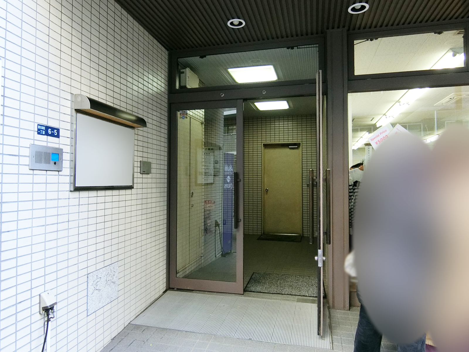 オフィスビル出入口