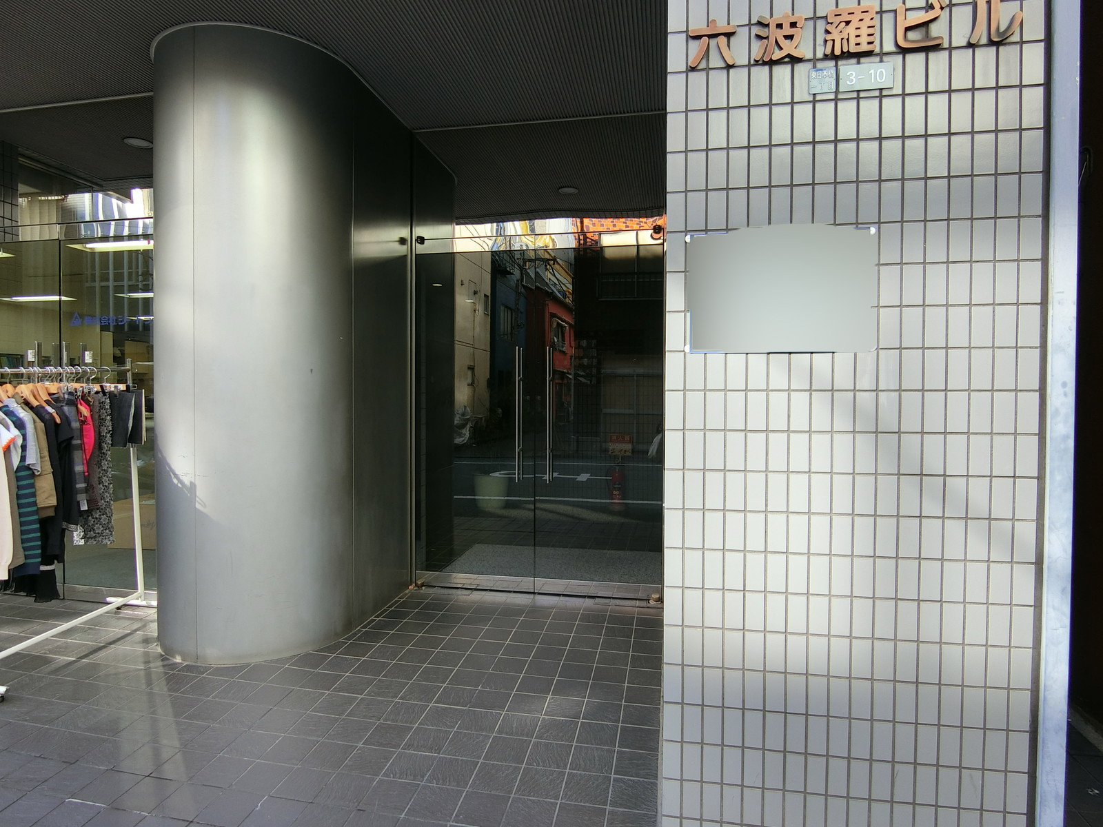 オフィスビル出入口