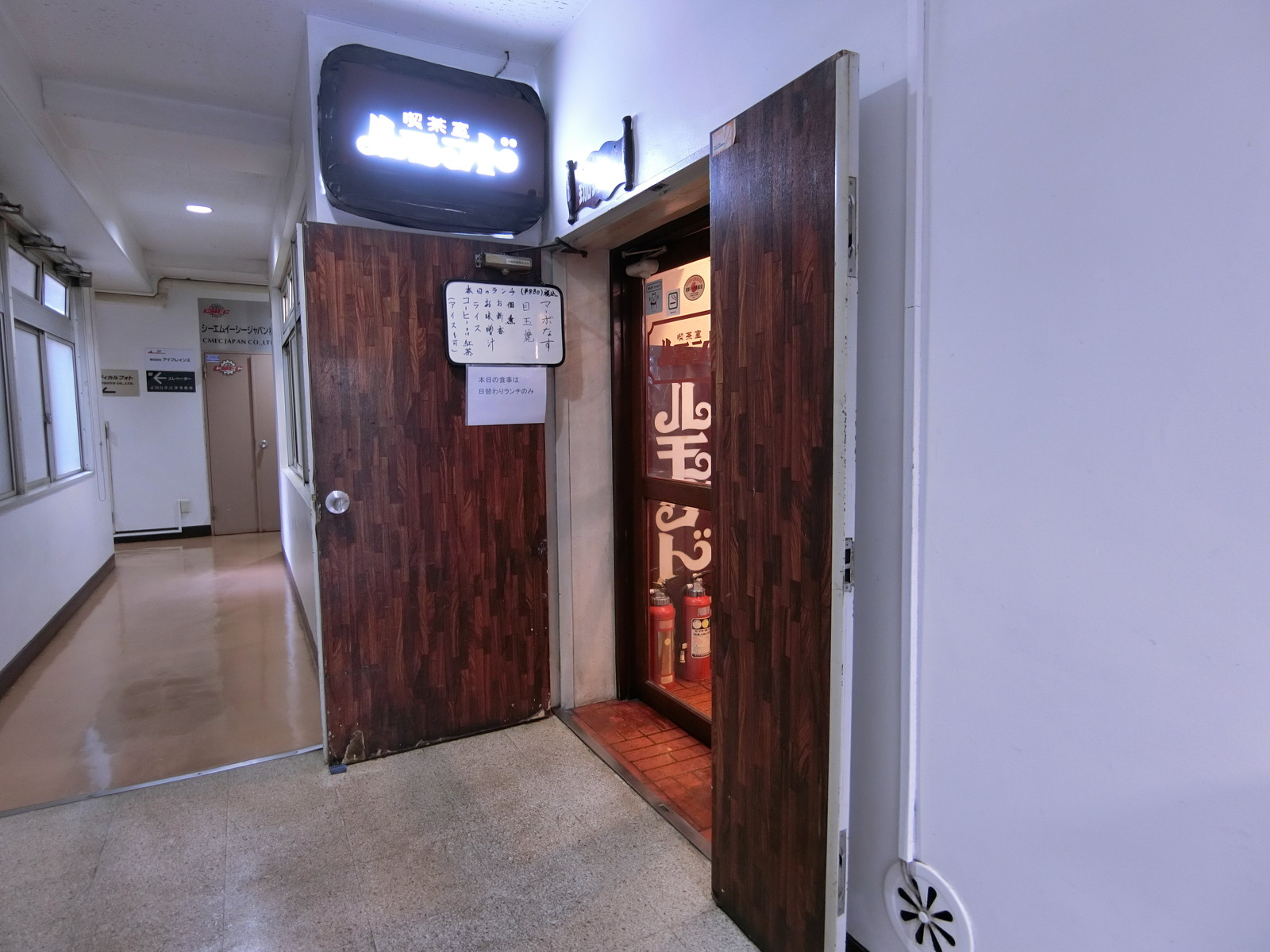 エントランス内の喫茶店出入口