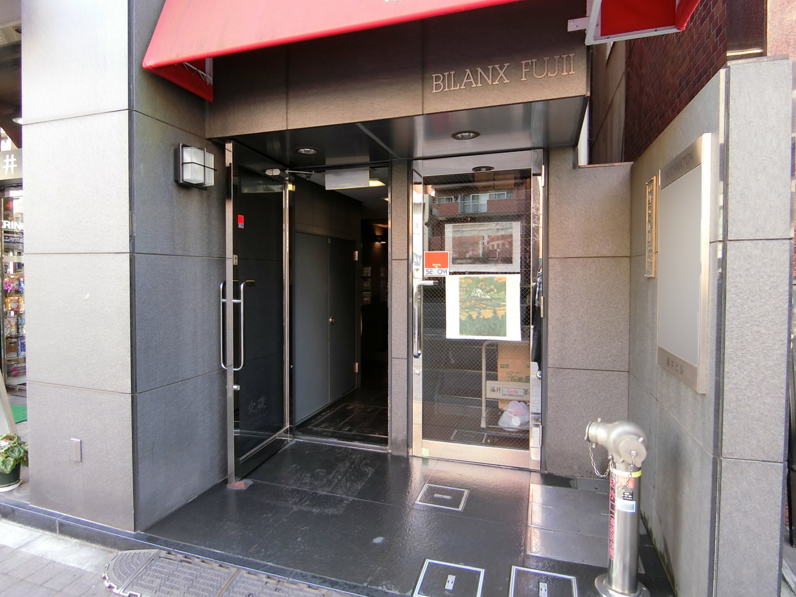 オフィスビル出入口