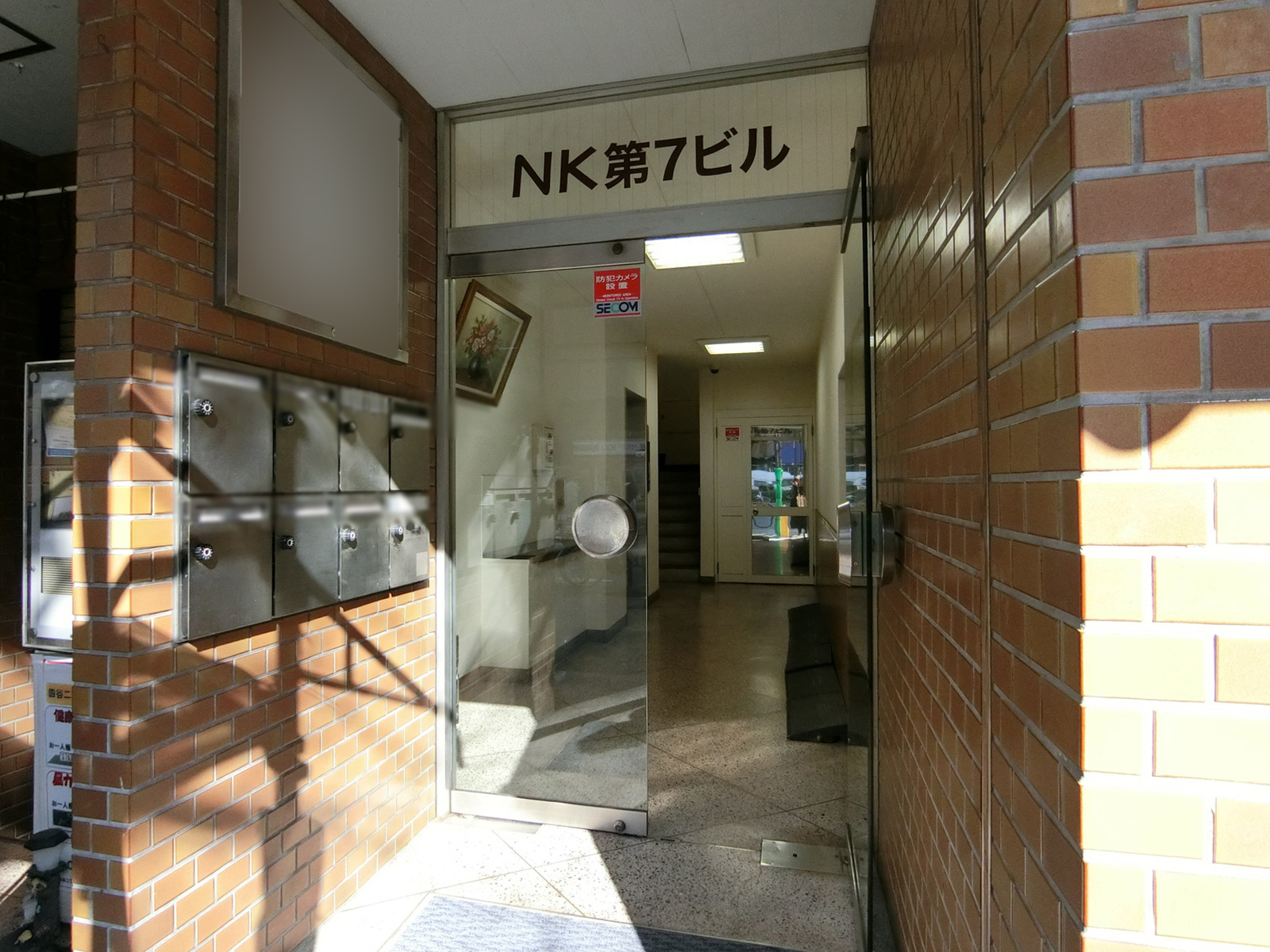 オフィスビル出入口