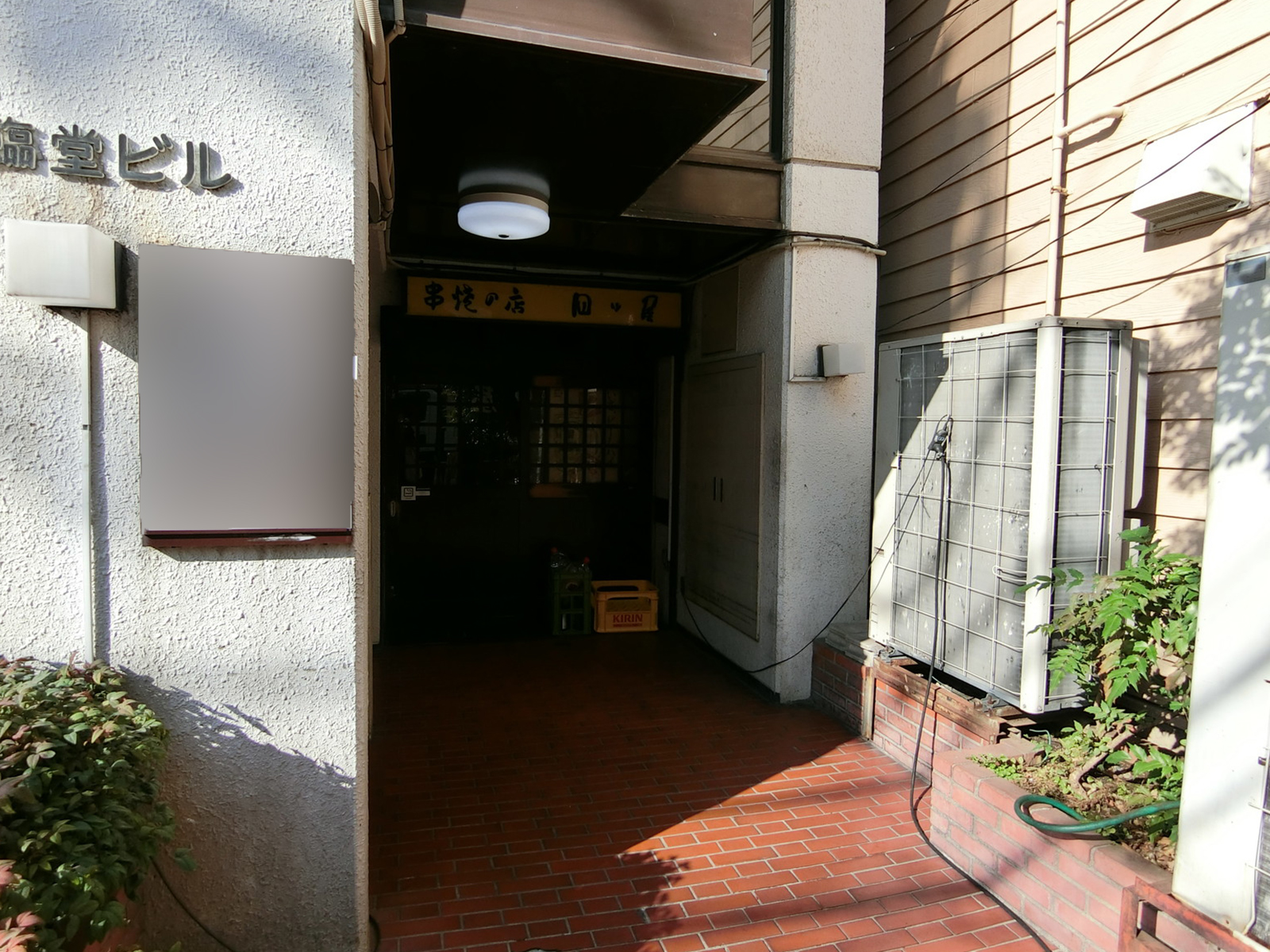 オフィスビル出入口