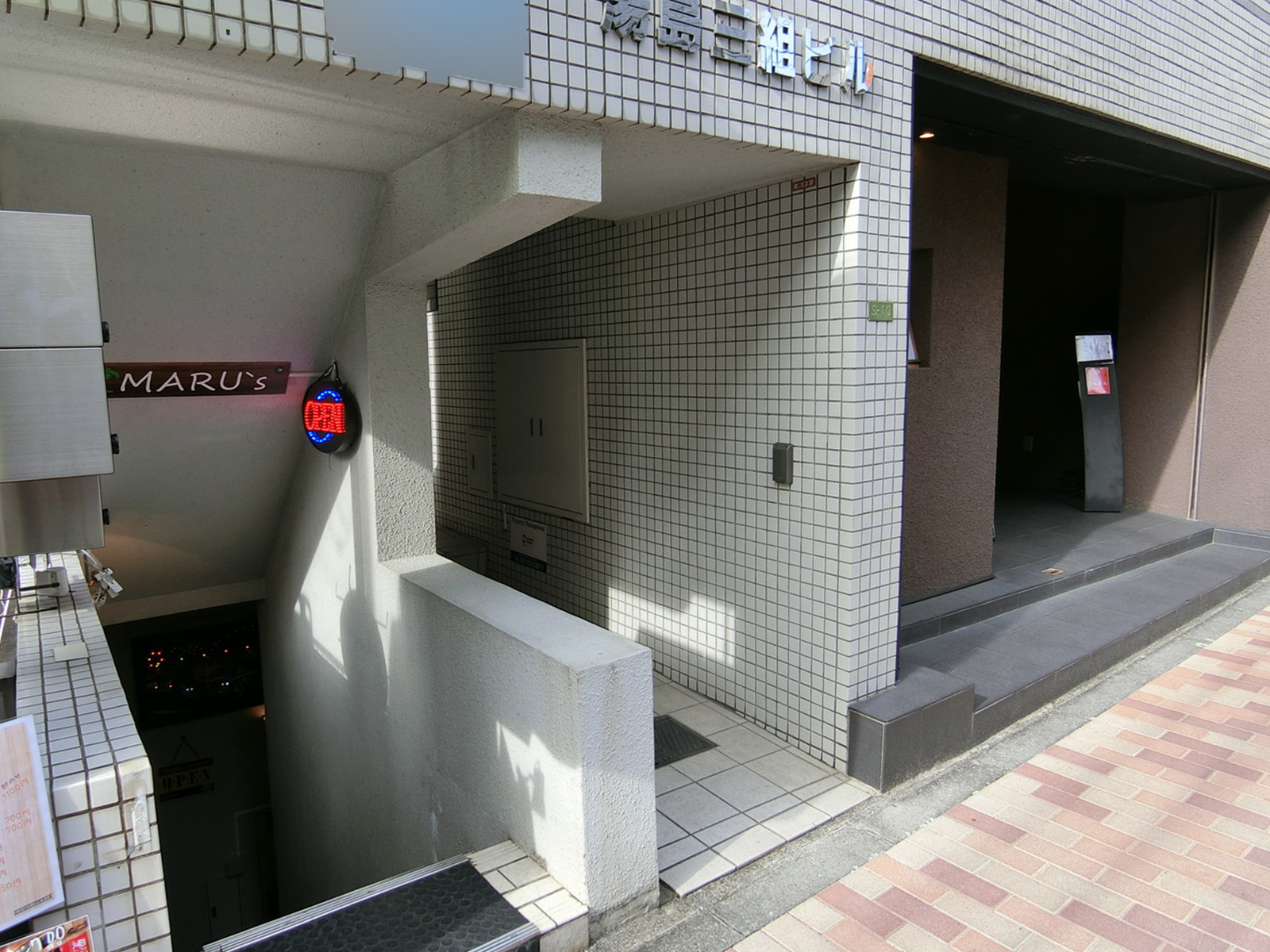オフィスビル出入口