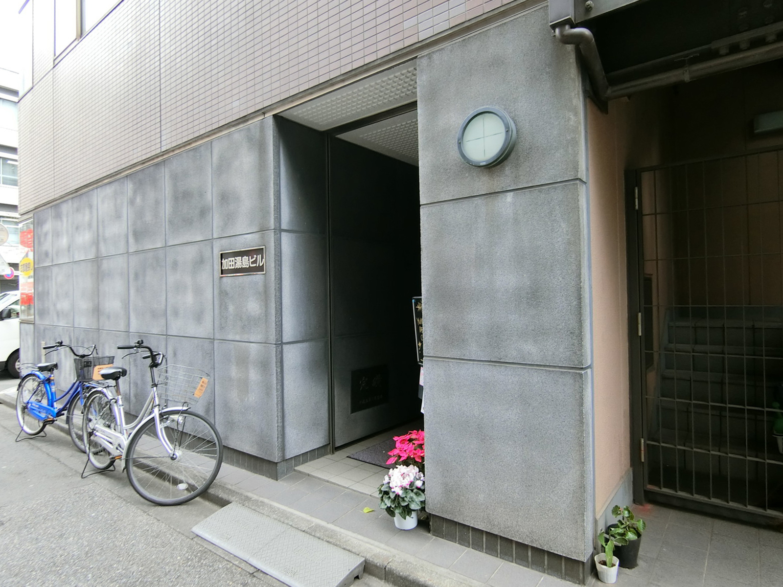 オフィスビル出入口