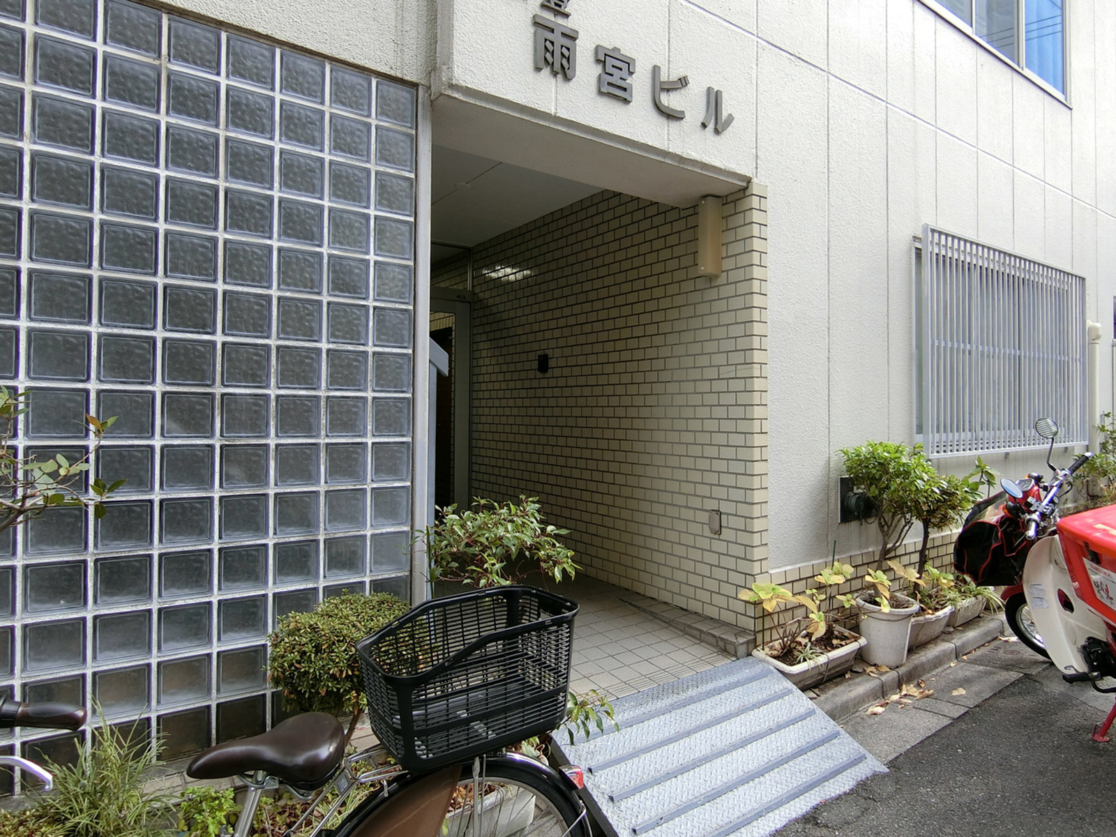 オフィスビル出入口