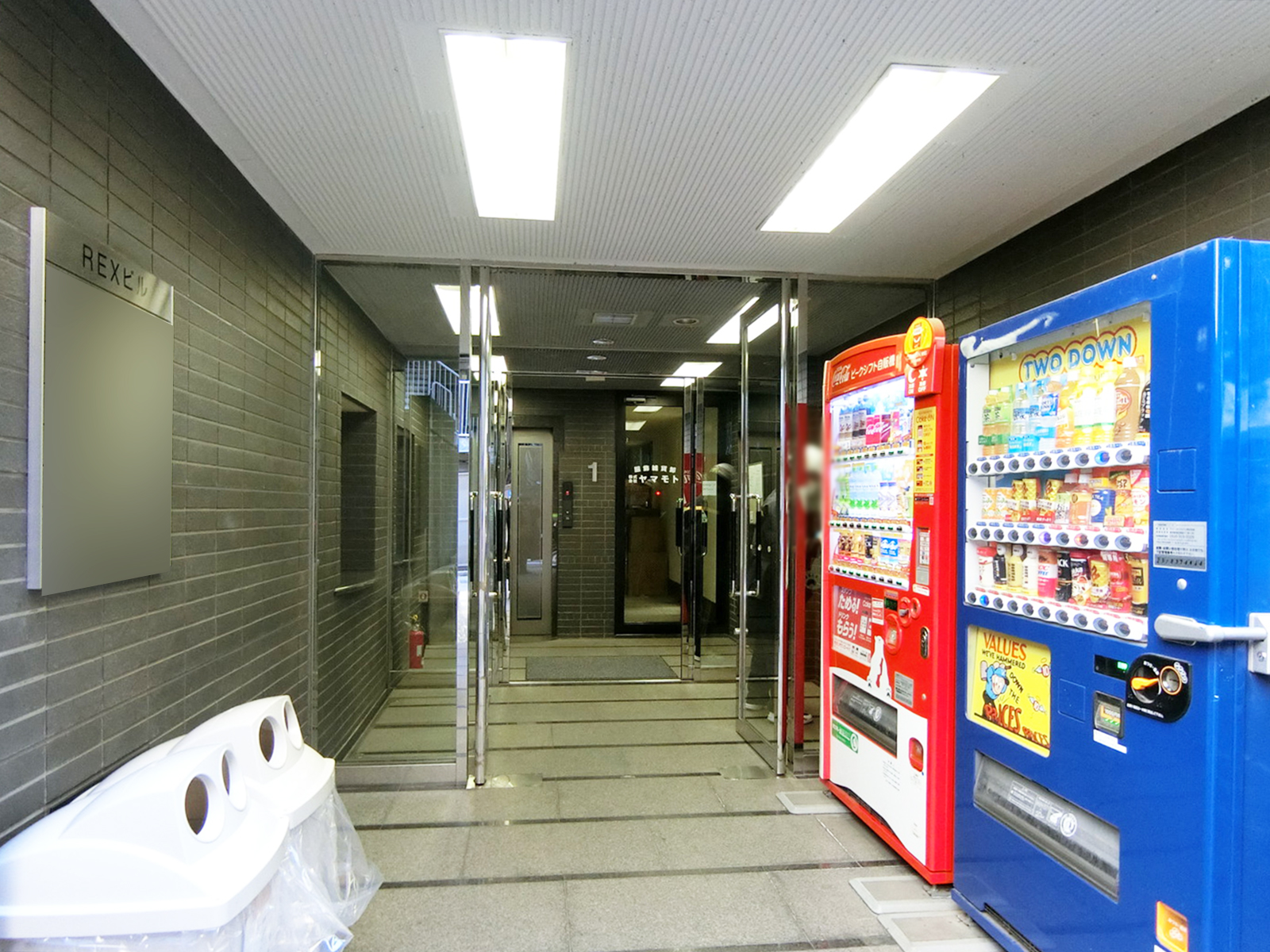 オフィスビル出入口