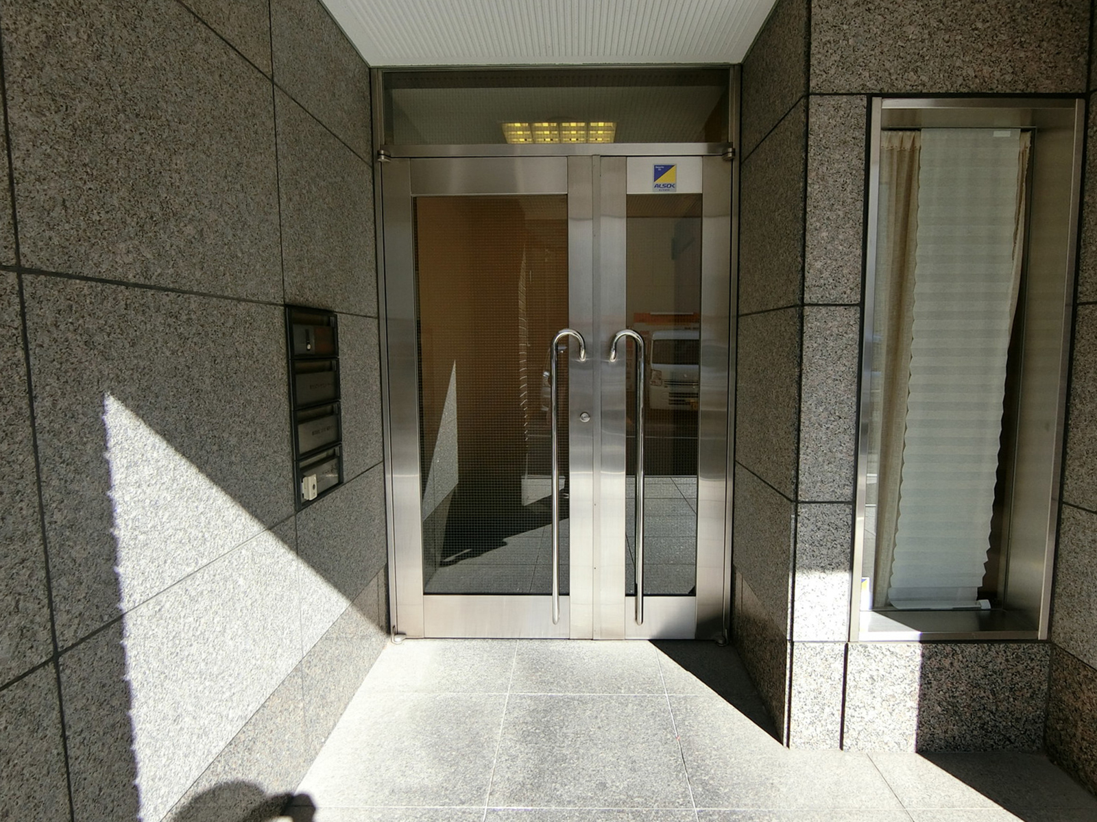 オフィスビル出入口