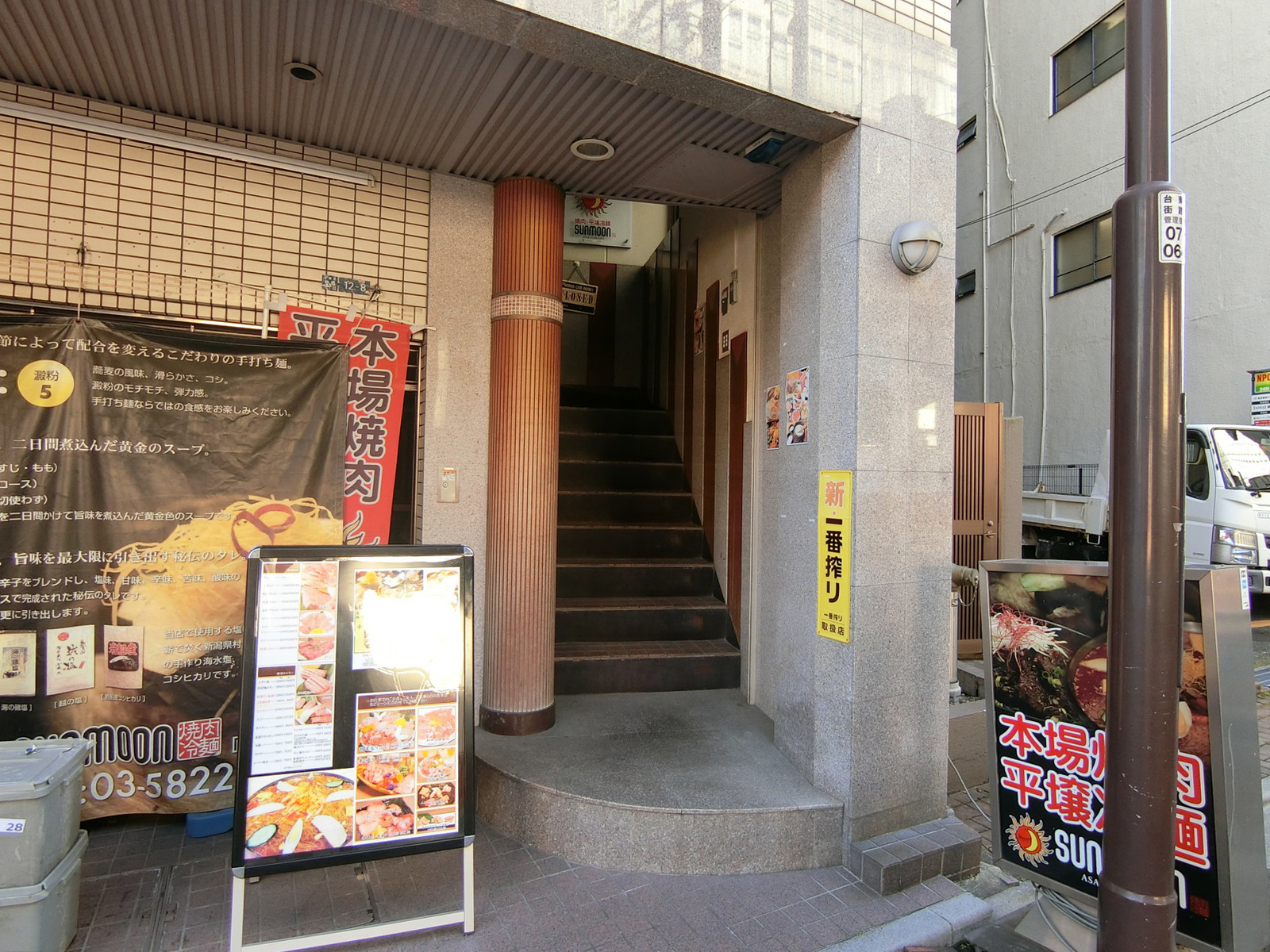 オフィスビル出入口