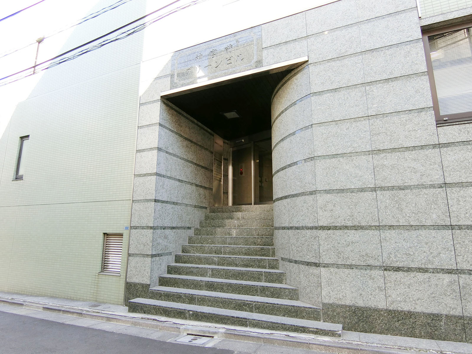 オフィスビル出入口