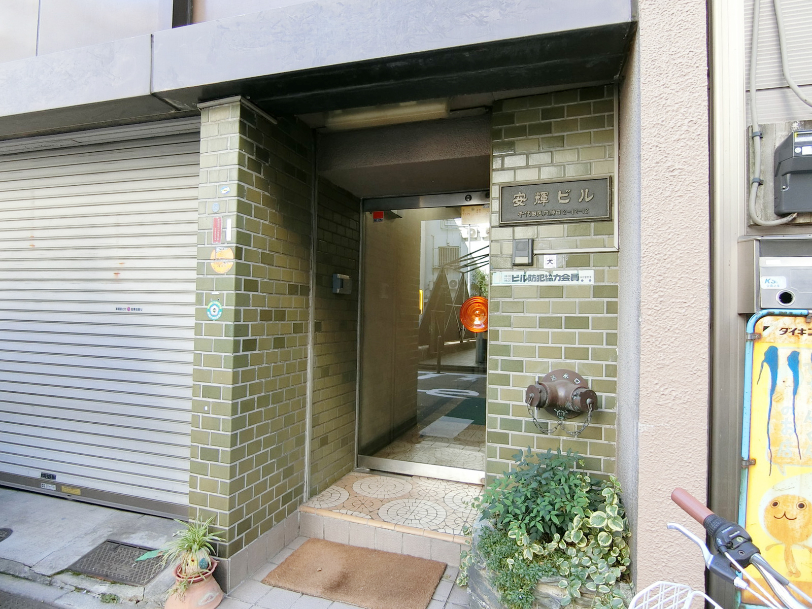 オフィスビル出入口
