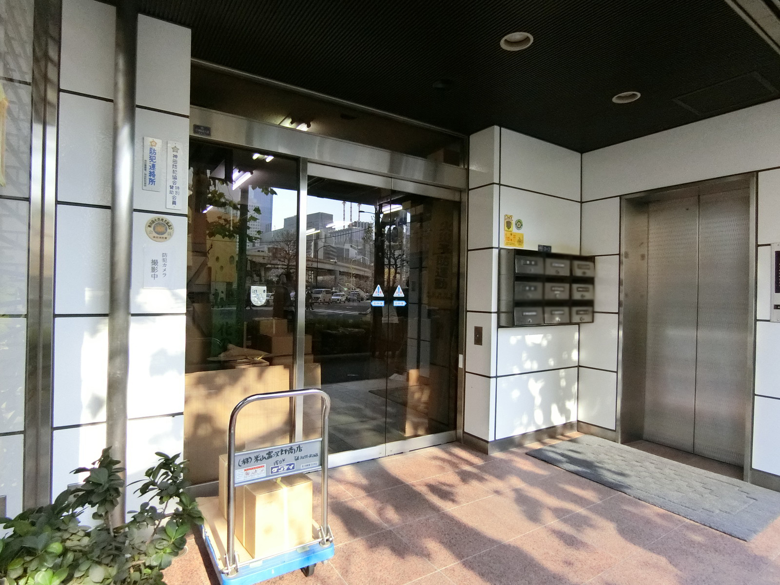 オフィスビル出入口