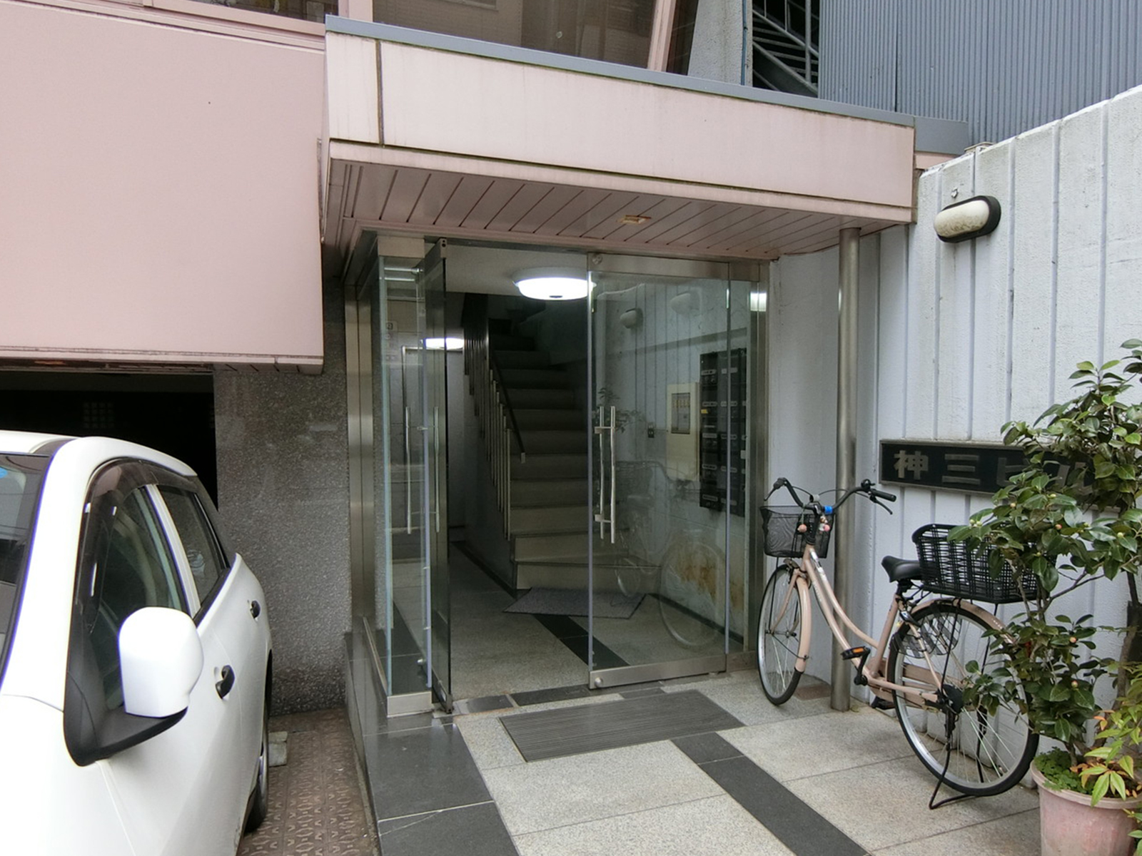 オフィスビル出入口