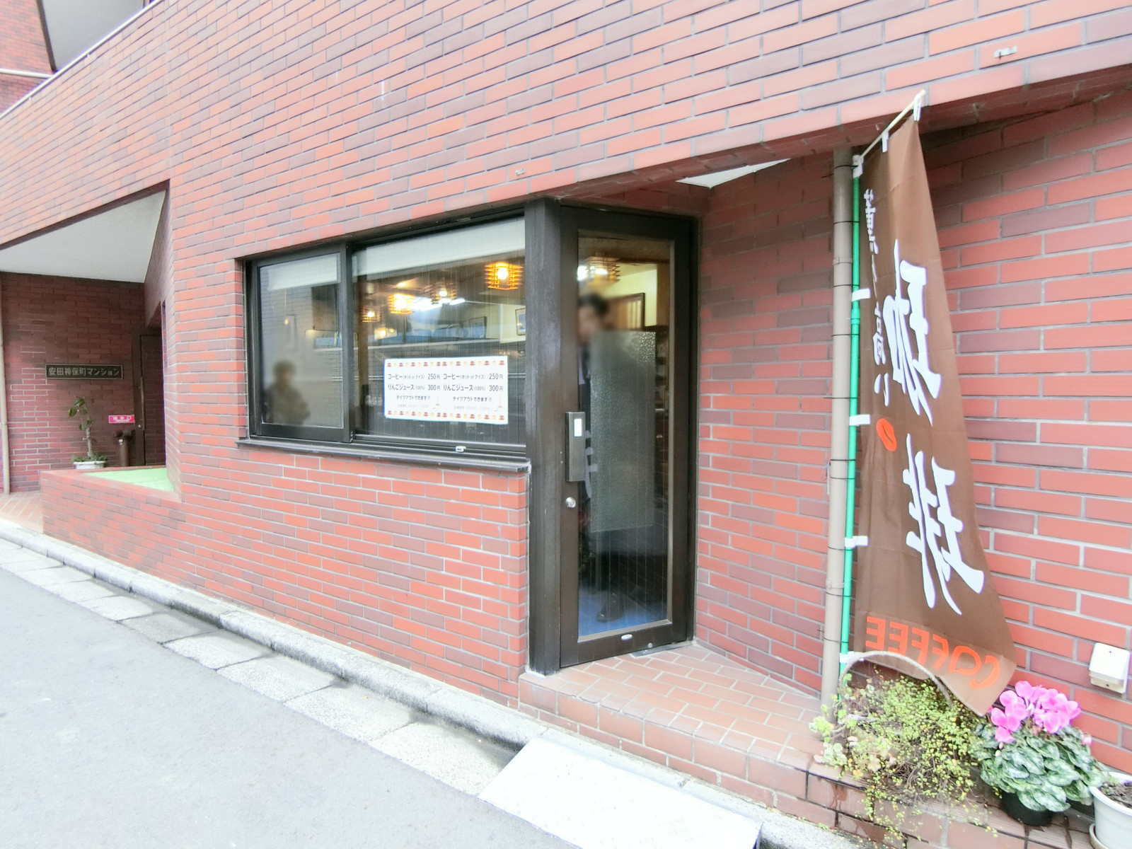 1階飲食店の様子
