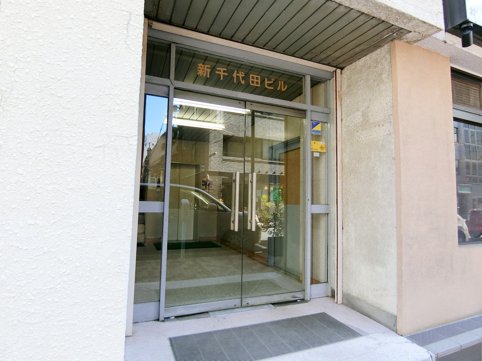 オフィスビル出入口