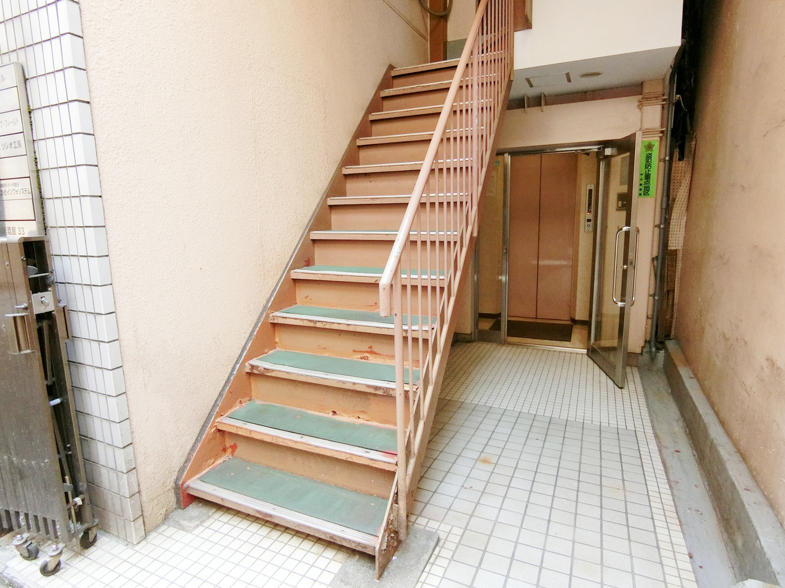オフィスビル出入口