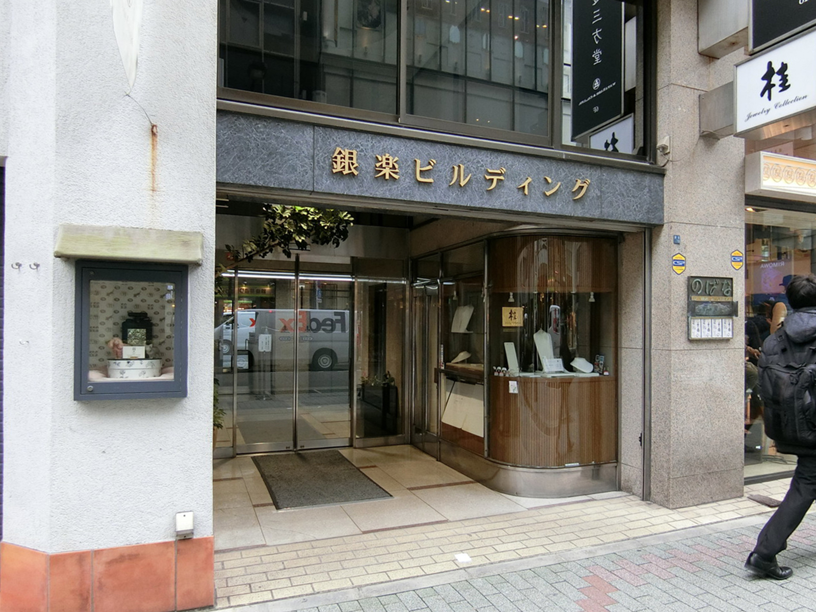 オフィスビル出入口