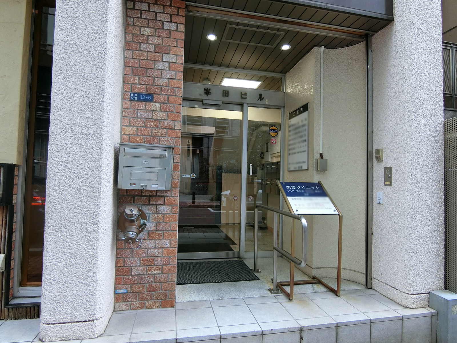 オフィスビル出入り口
