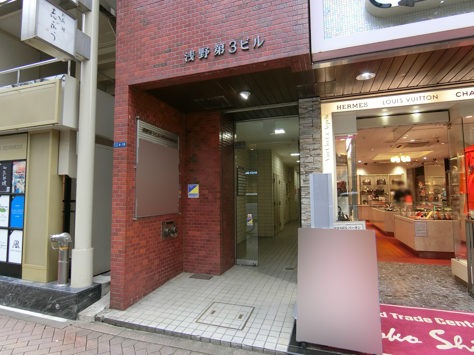 オフィスビル出入口