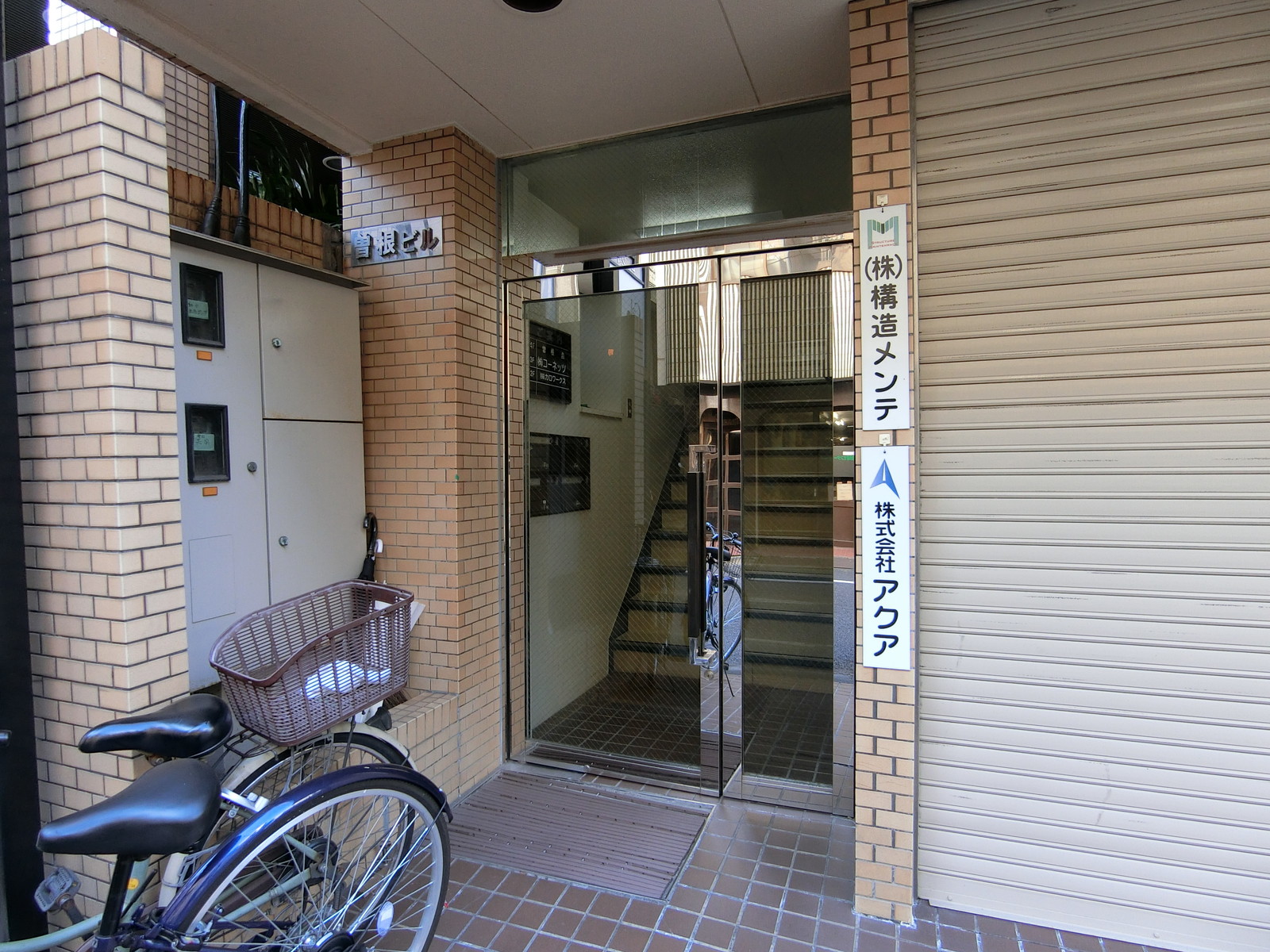 オフィスビル入り口