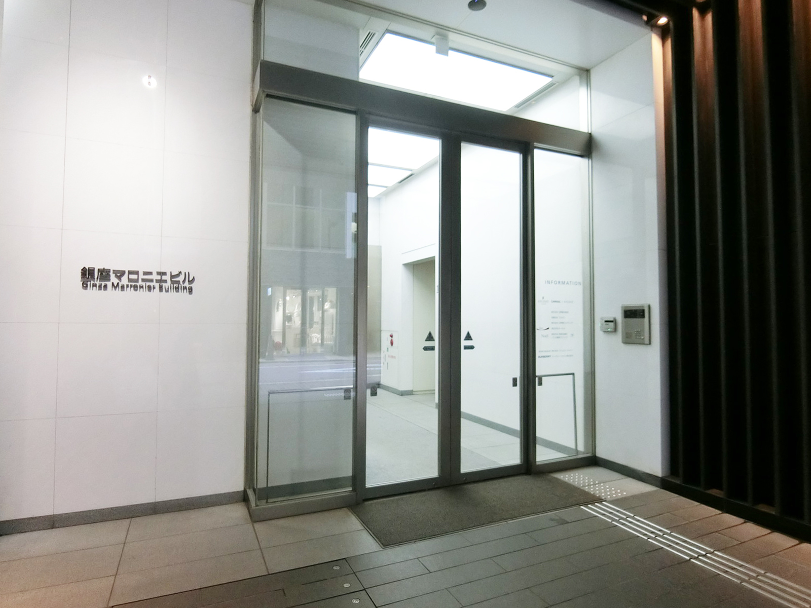 オフィスビル出入口
