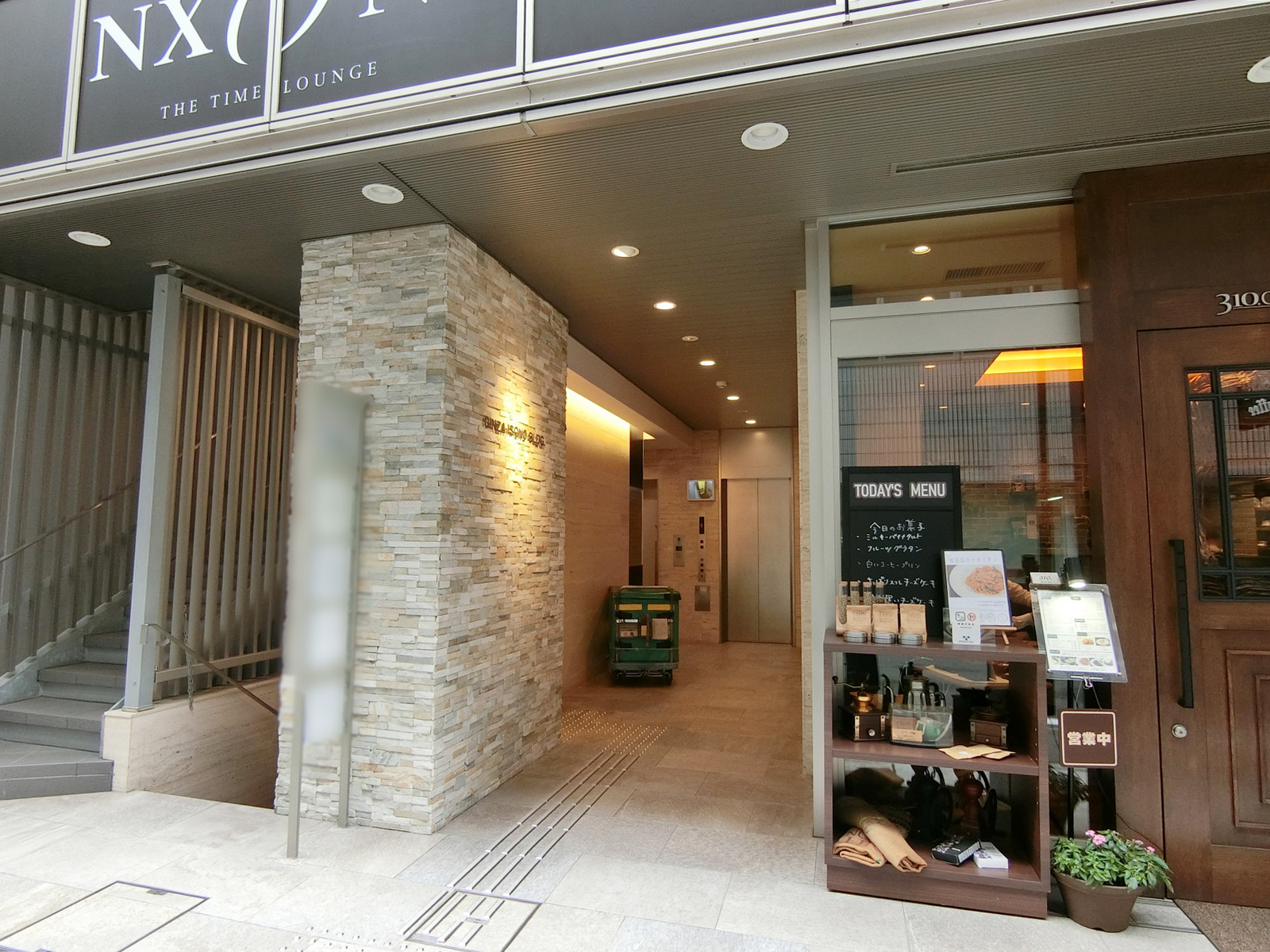 オフィスビル出入口