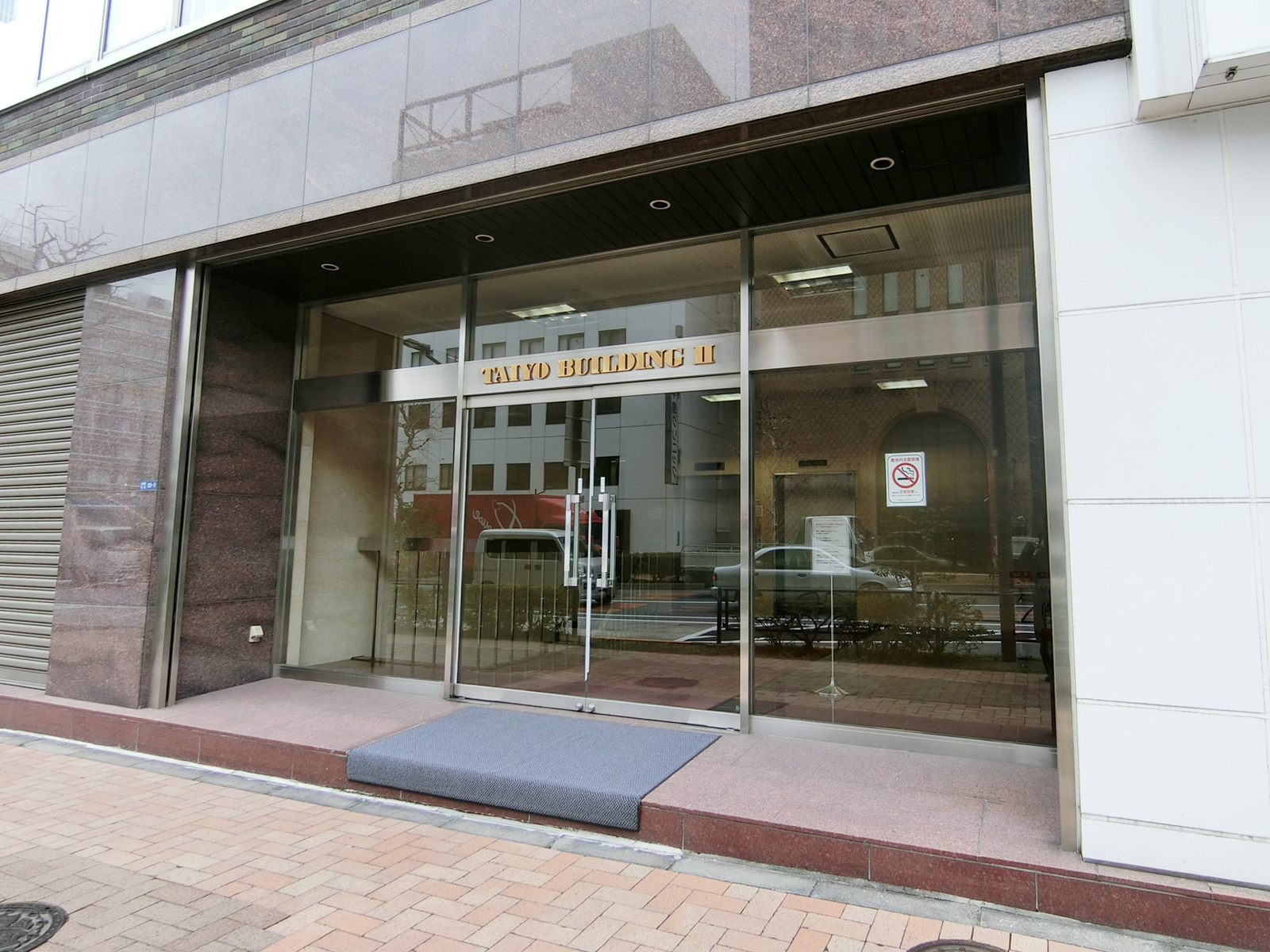 オフィスビル出入口