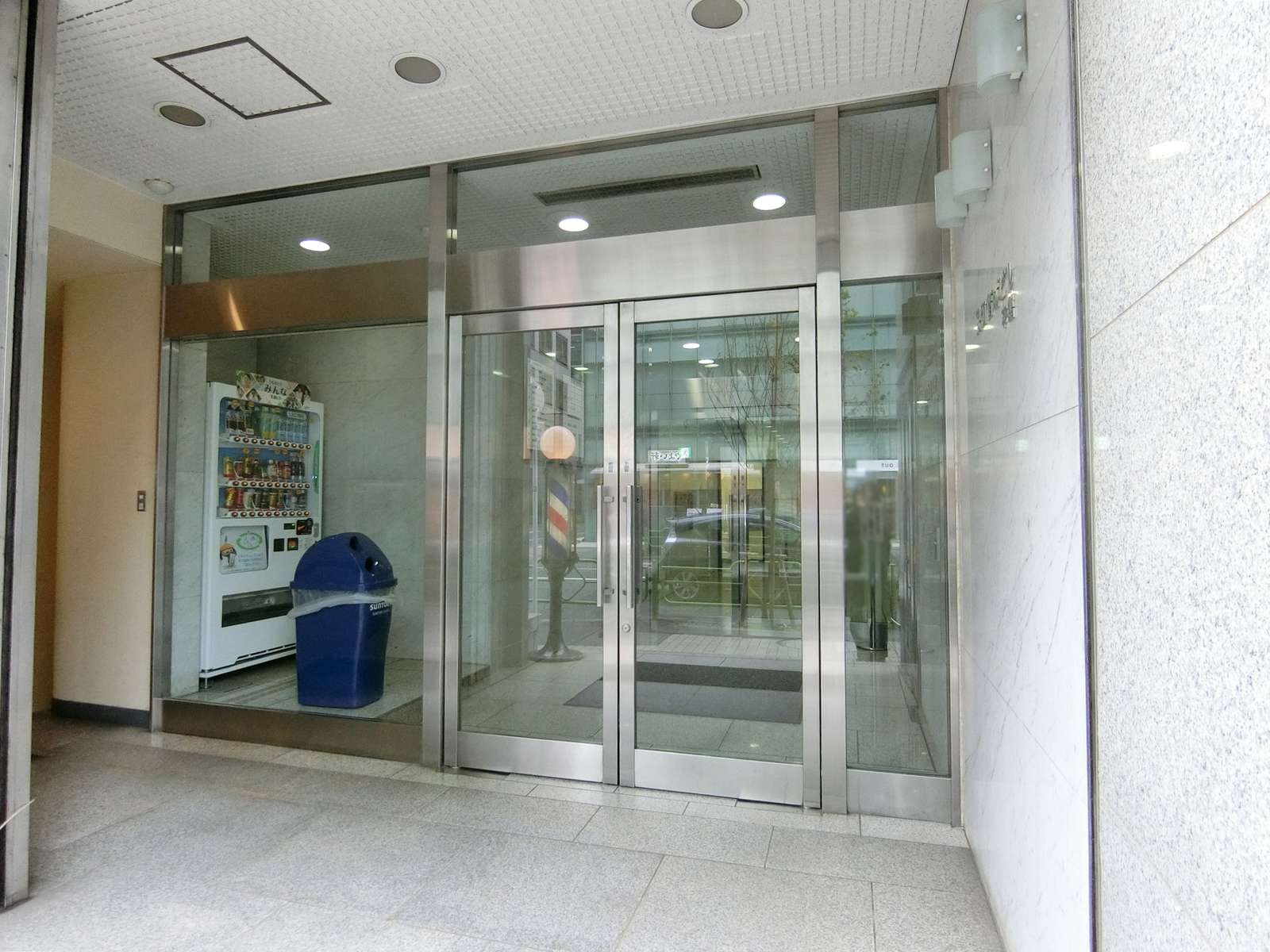 オフィスビル出入口
