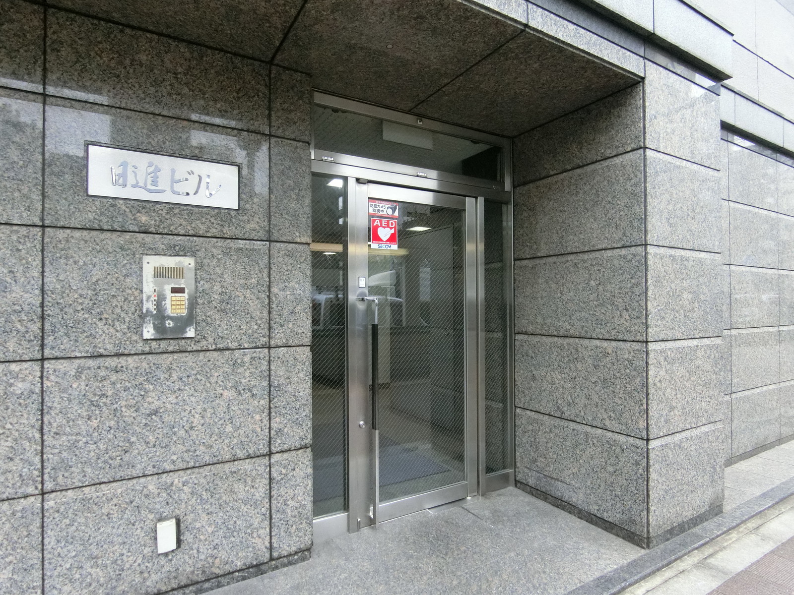 オフィスビル出入り口