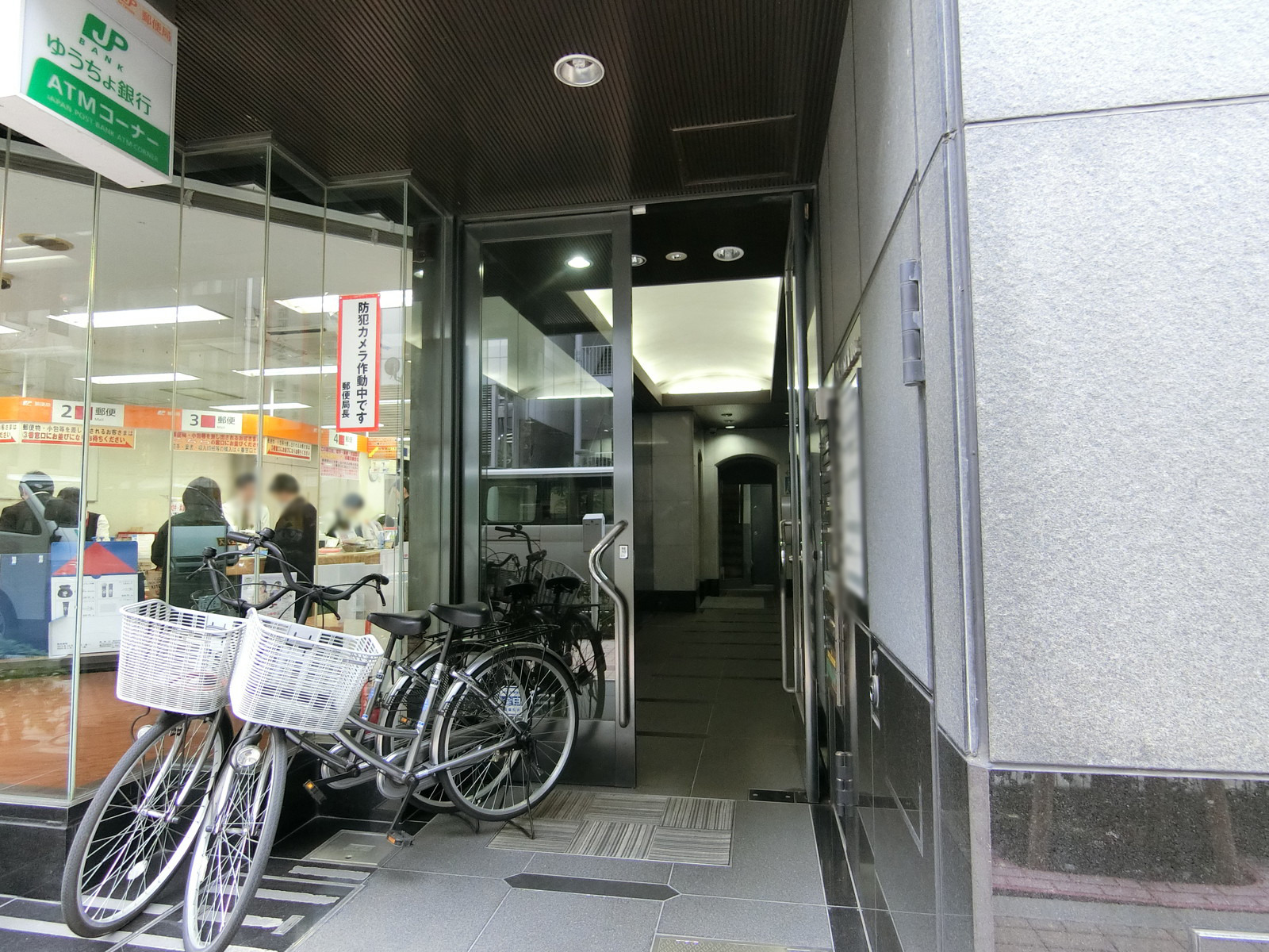 オフィスビル出入り口
