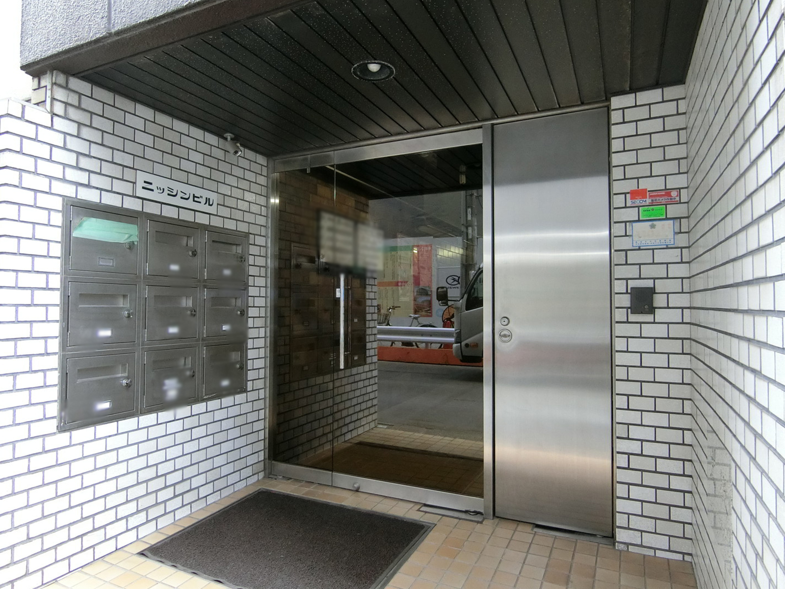 オフィスビル出入り口