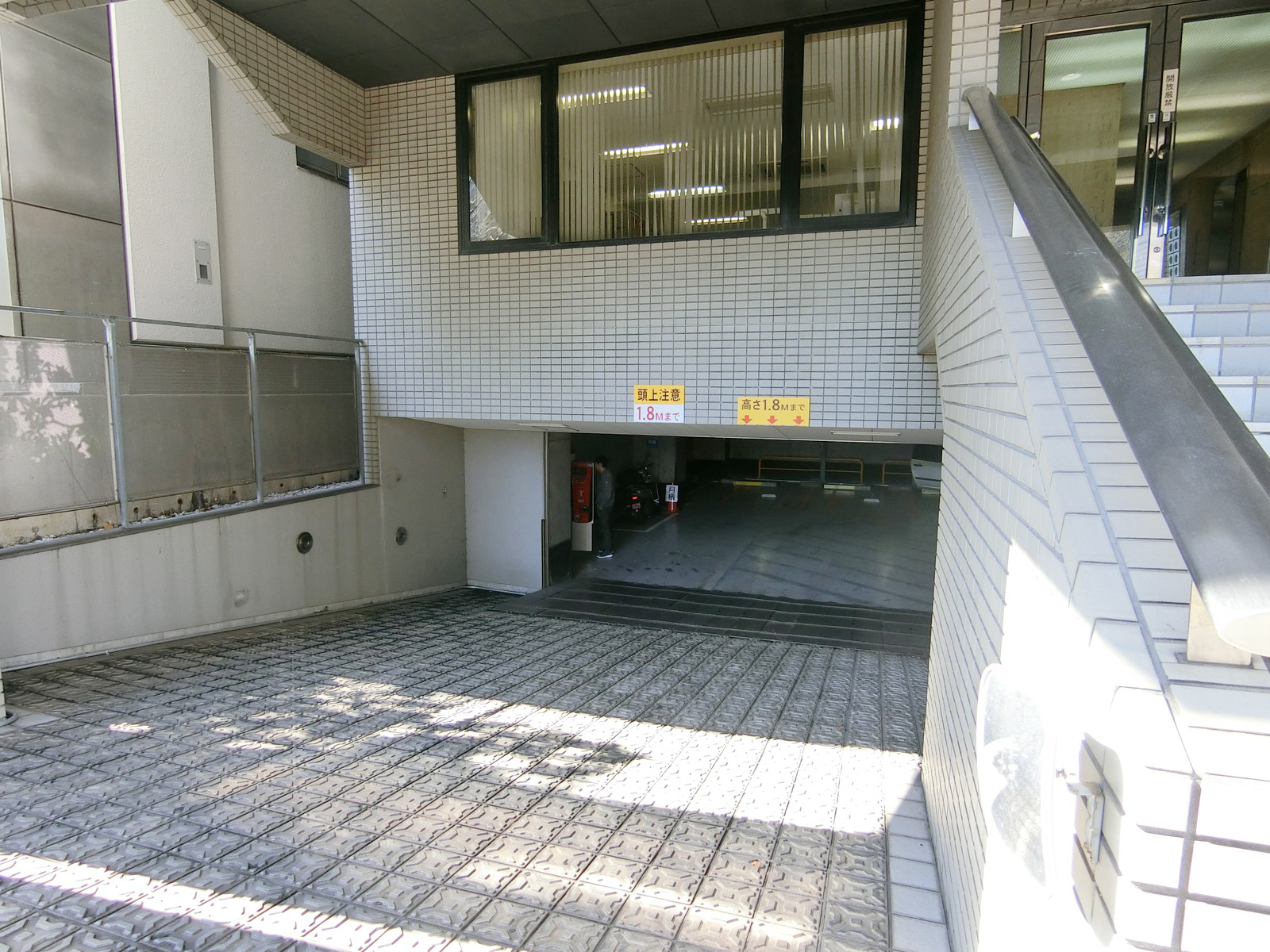 地下は駐車場