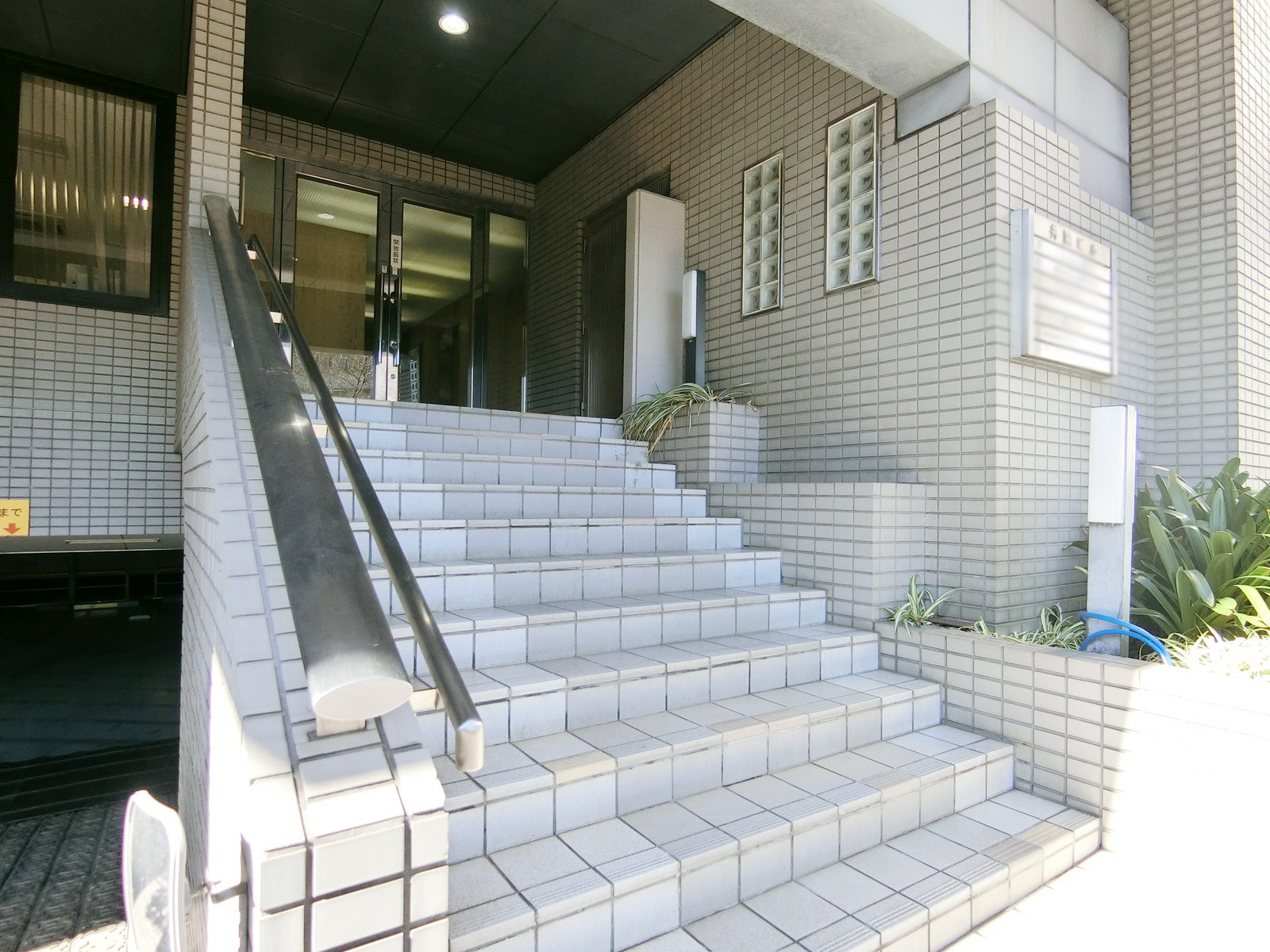 オフィスビル出入口