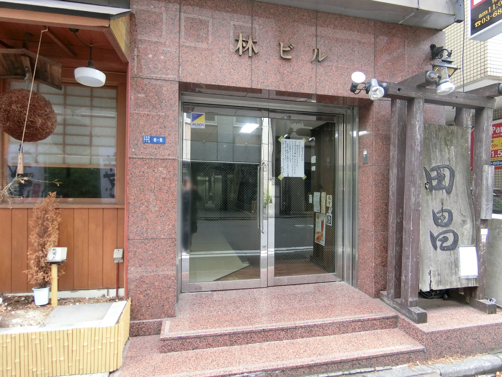オフィスビル出入り口
