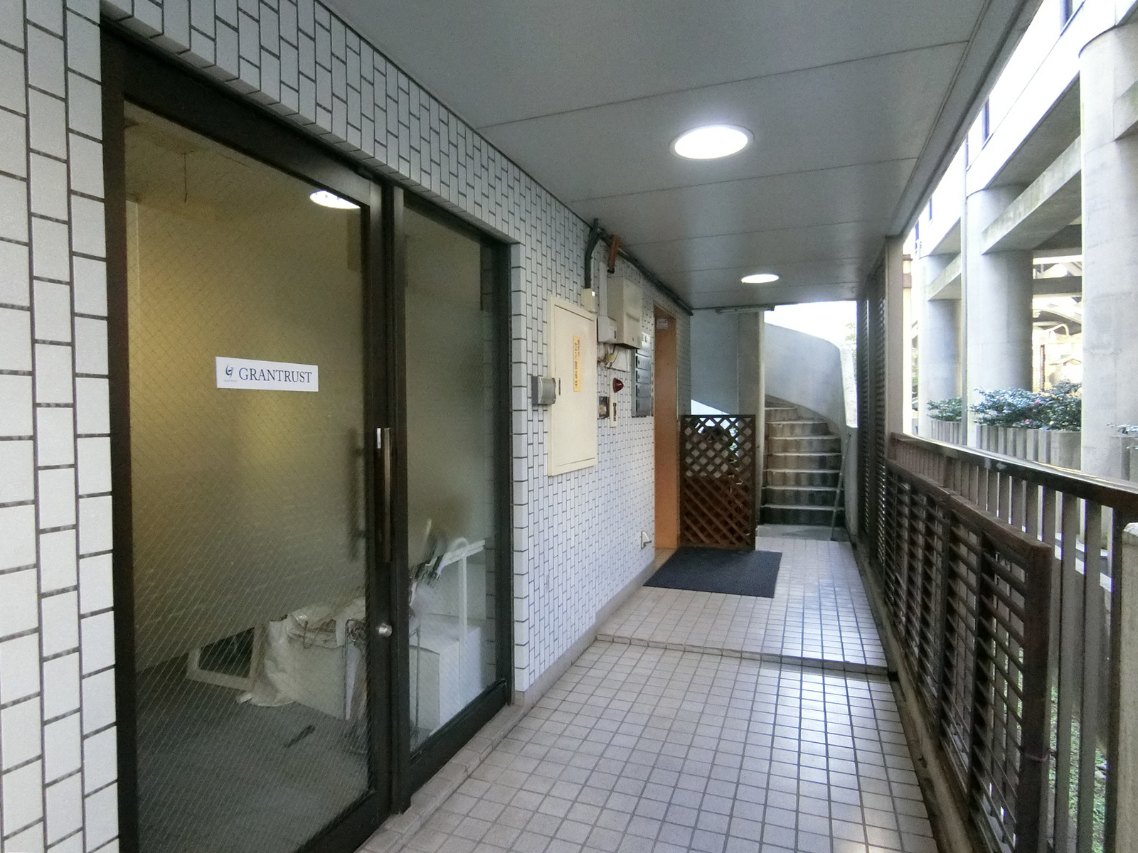 オフィスビル出入口