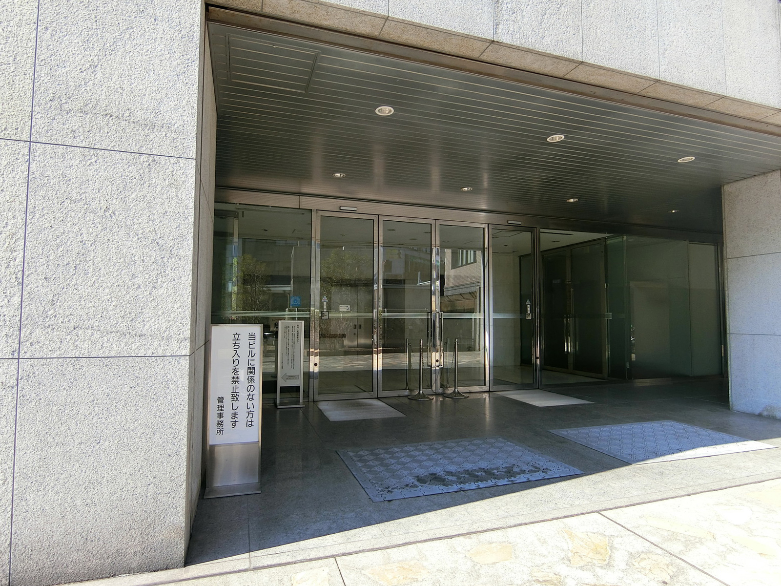 オフィスビル出入口