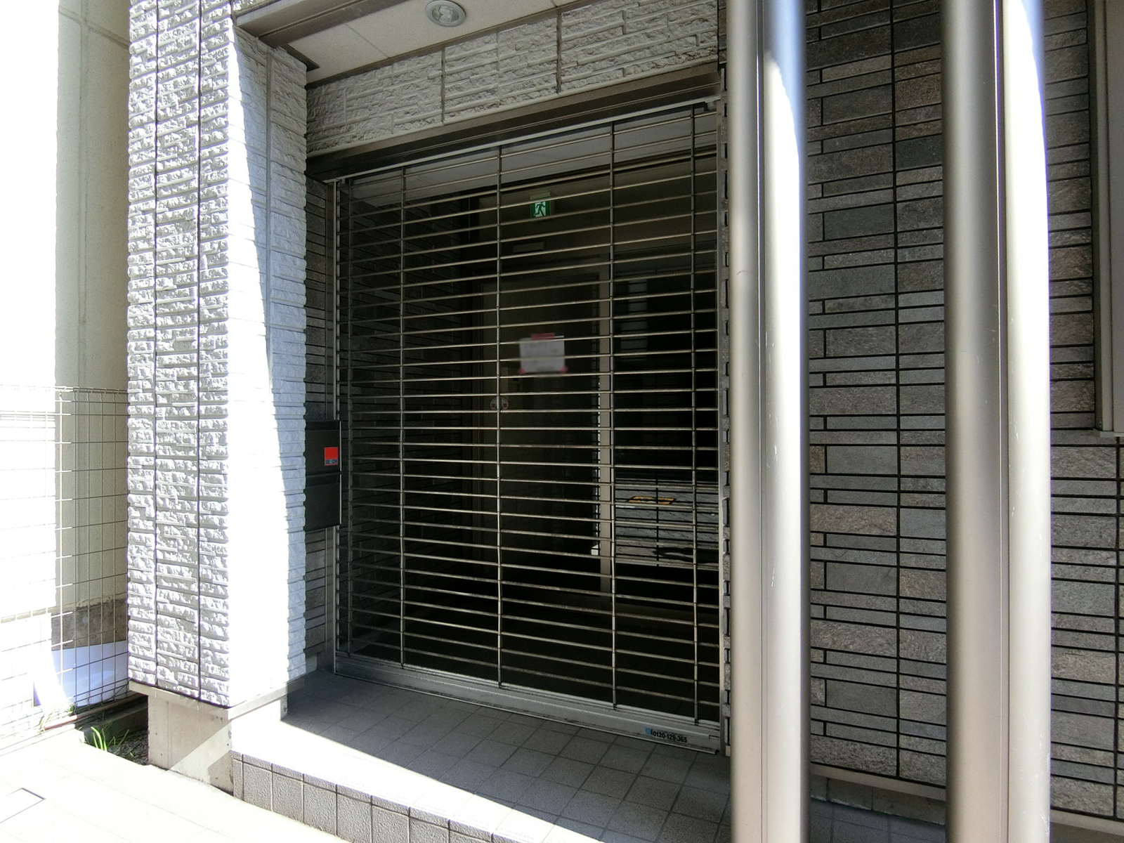オフィスビル出入口