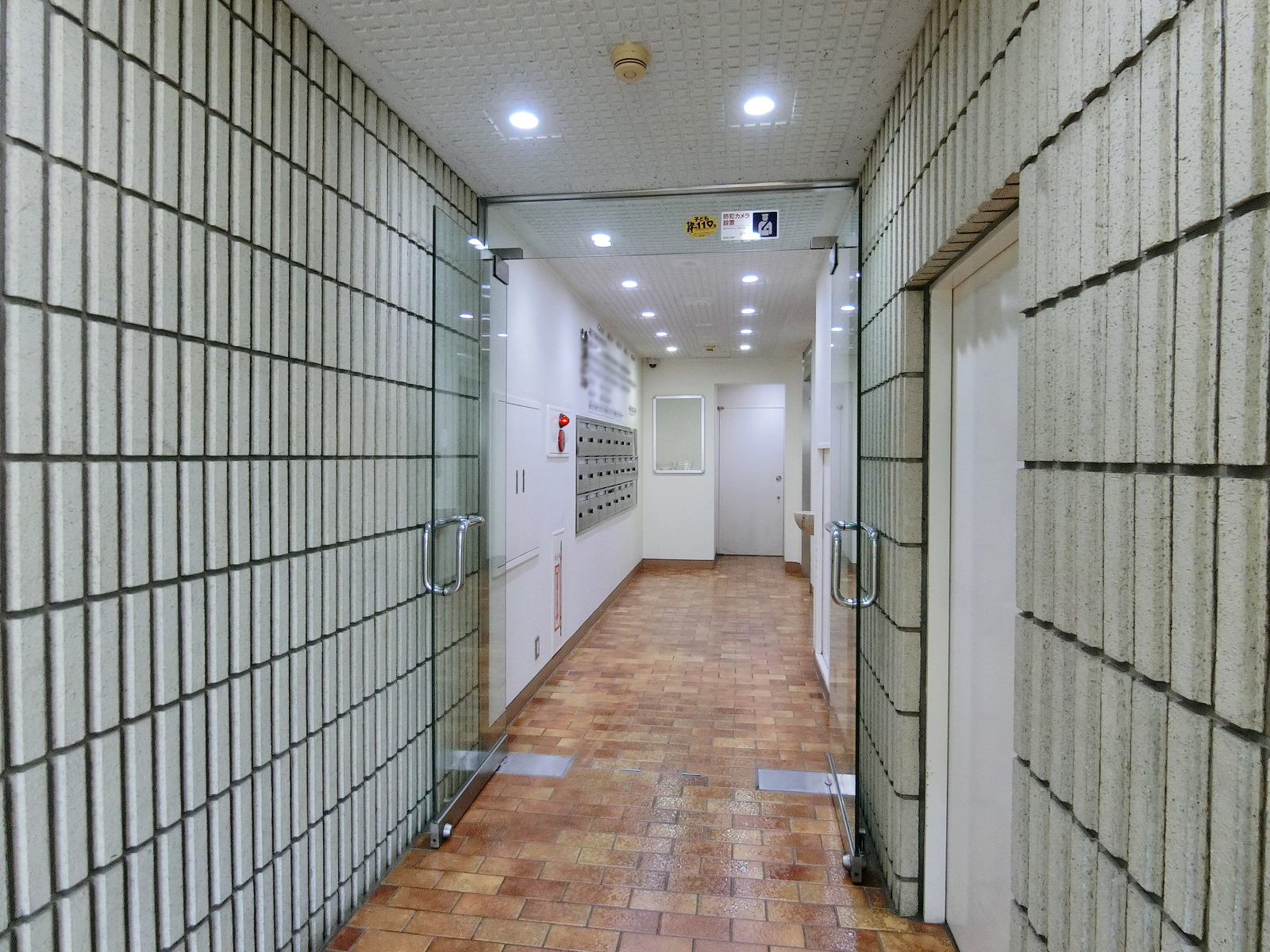 オフィスビル出入口