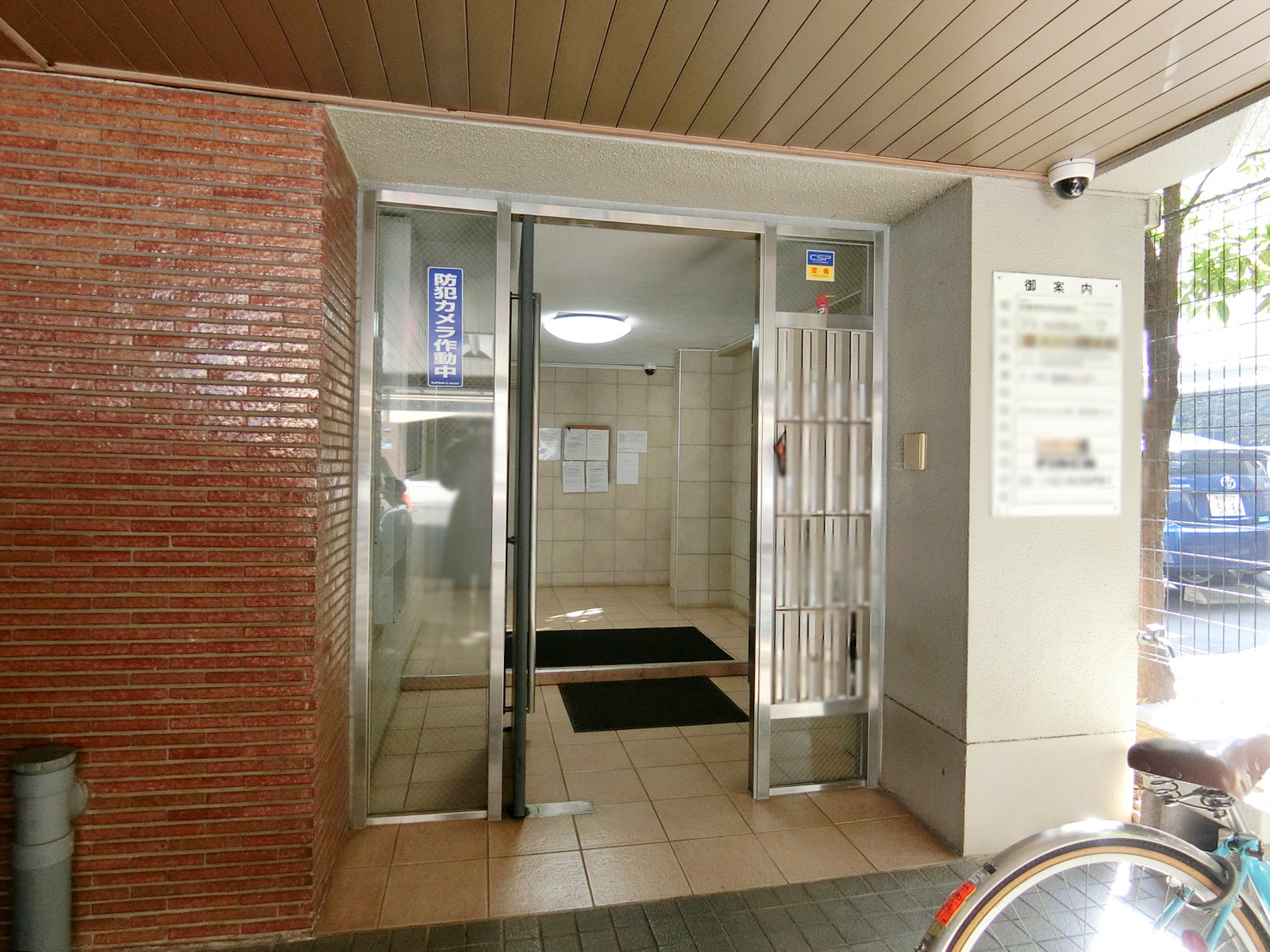 オフィスビル出入口