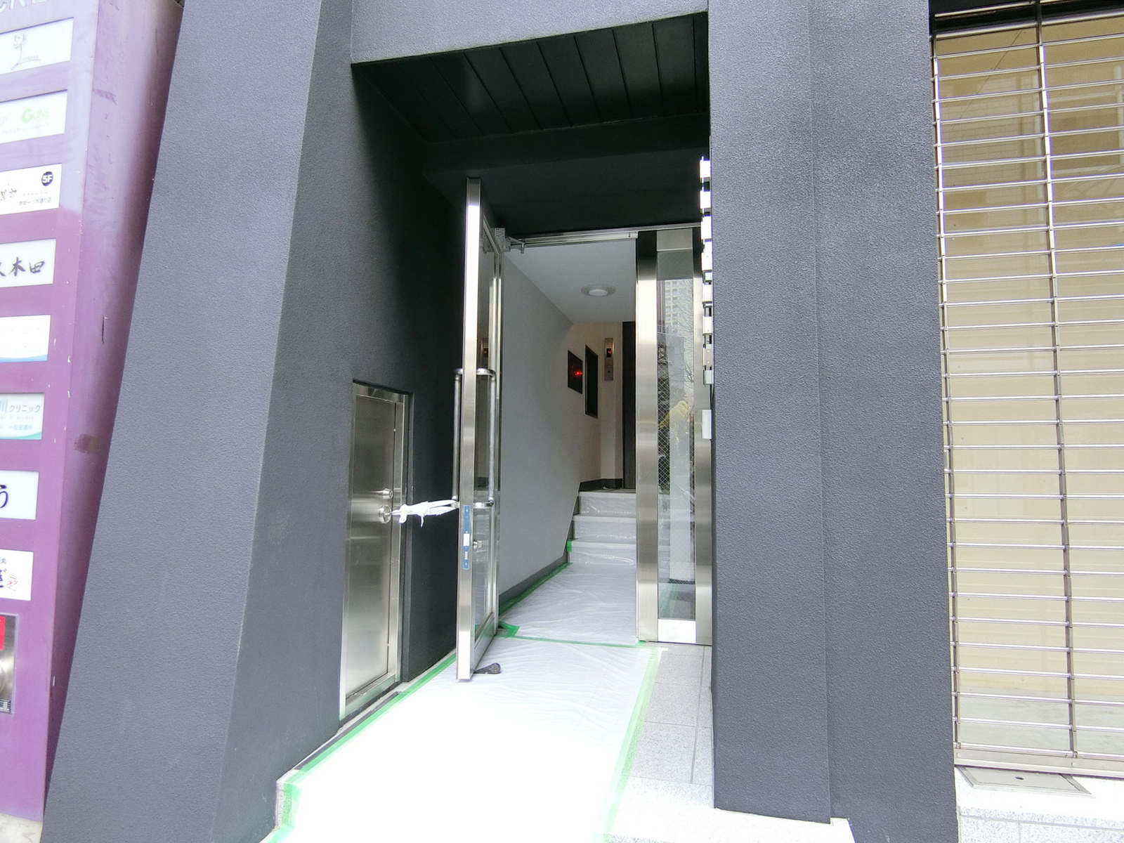 オフィスビル出入口