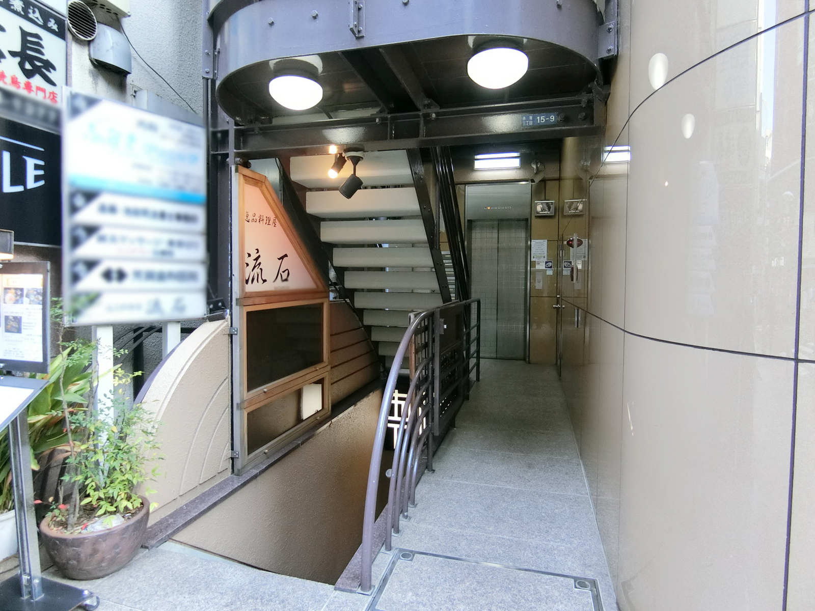 オフィスビル出入口