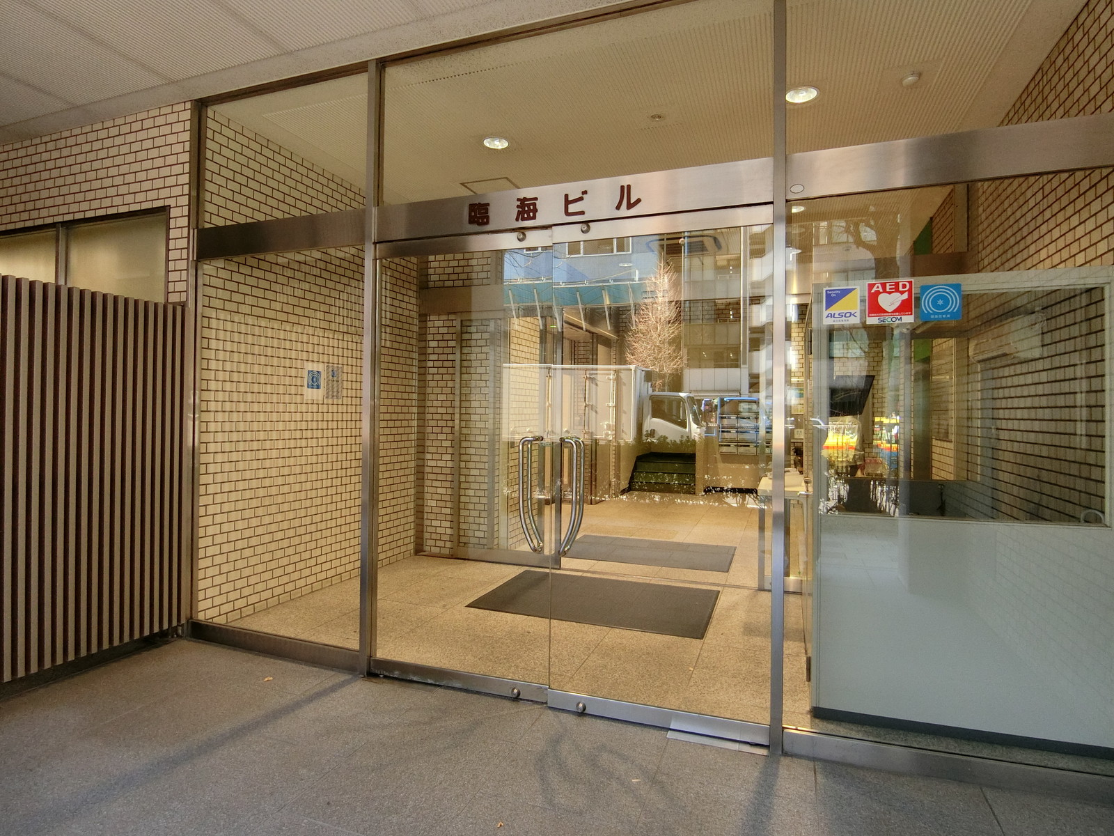 オフィスビル出入口