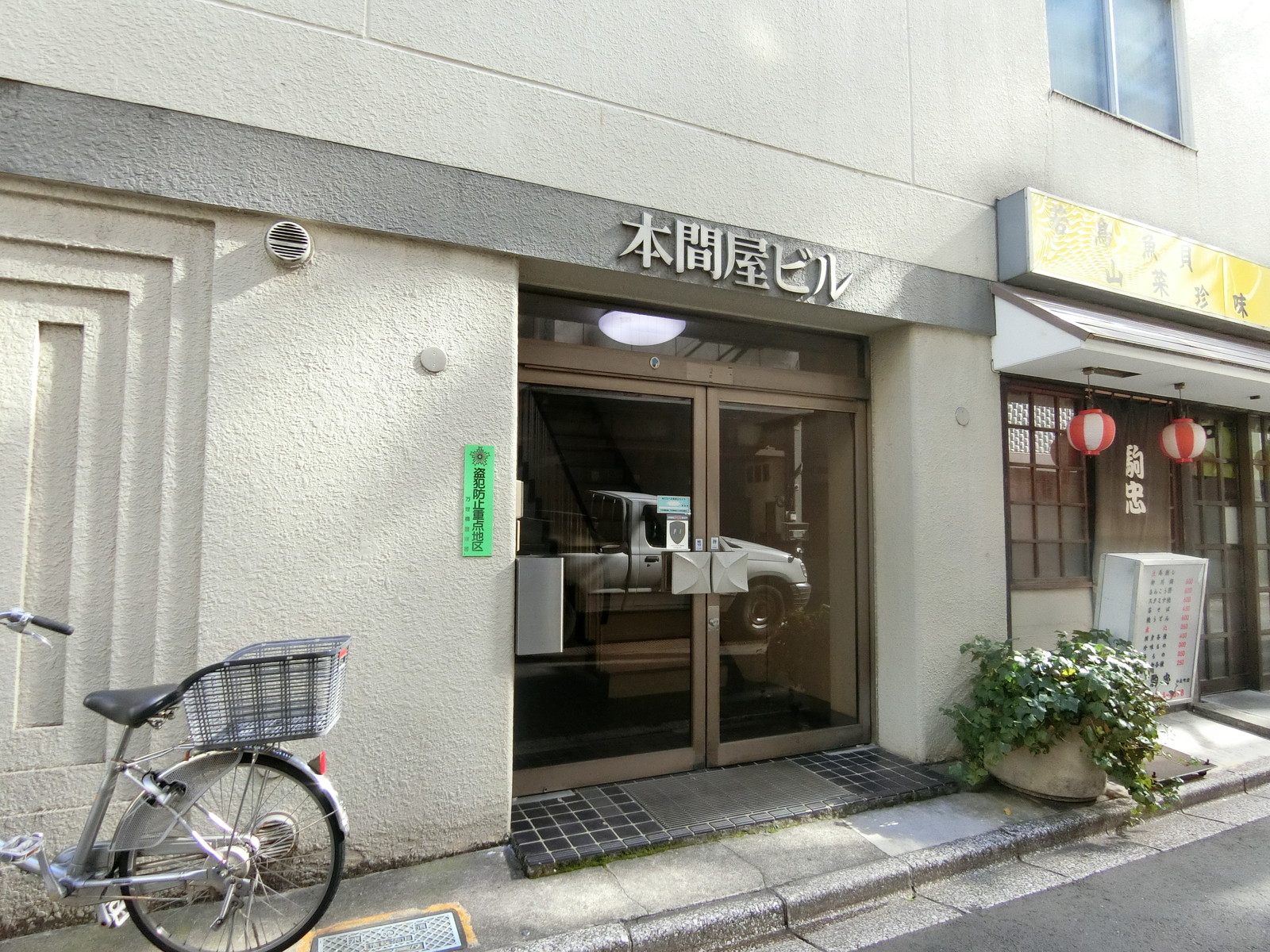 オフィスビル出入口