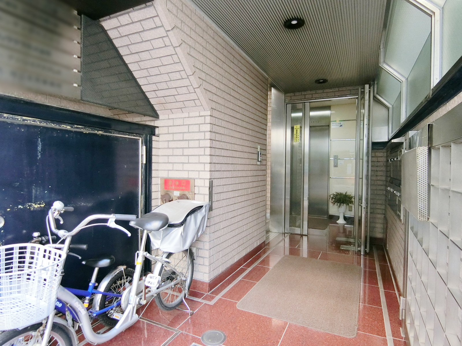 オフィスビル出入口