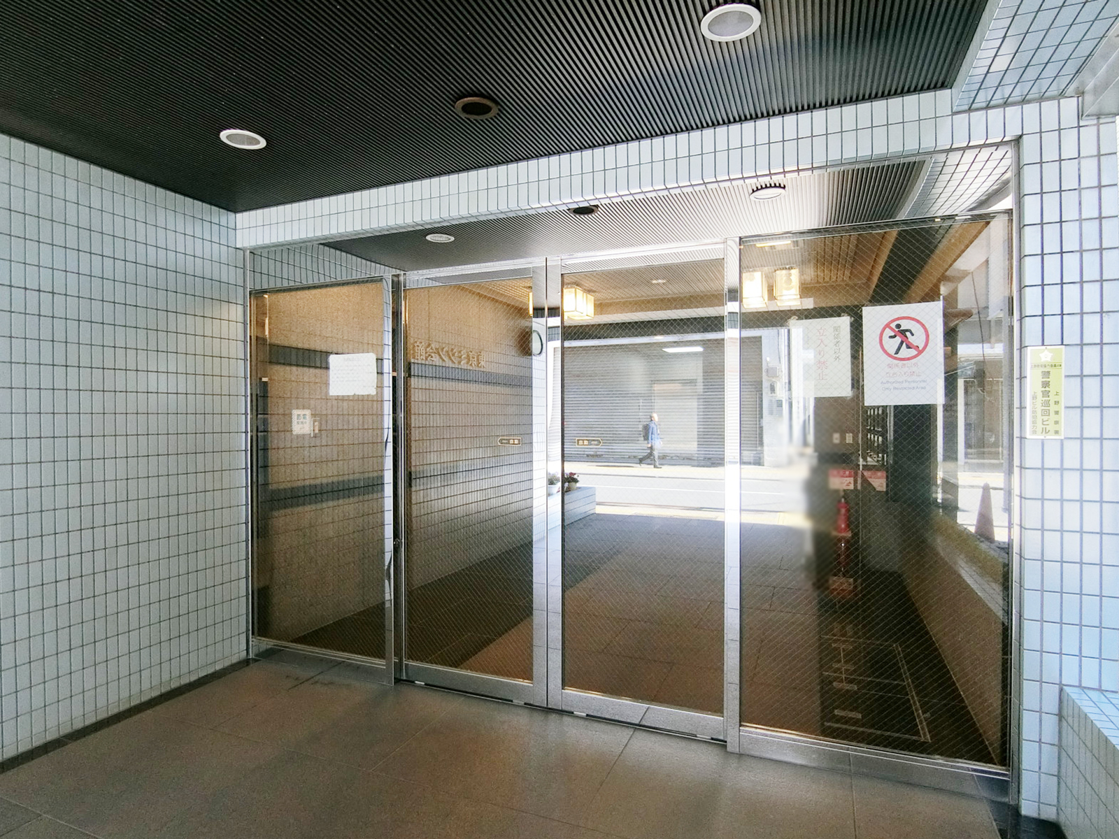 オフィスビル出入口