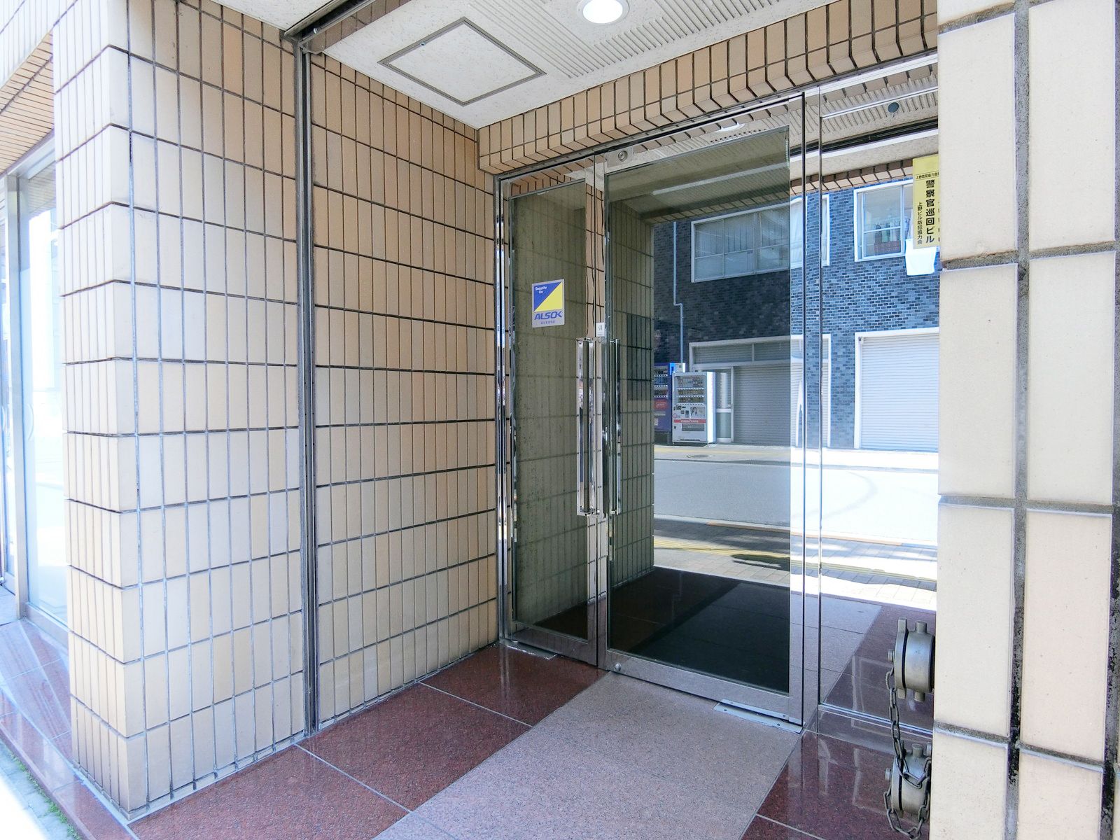 オフィスビル出入口