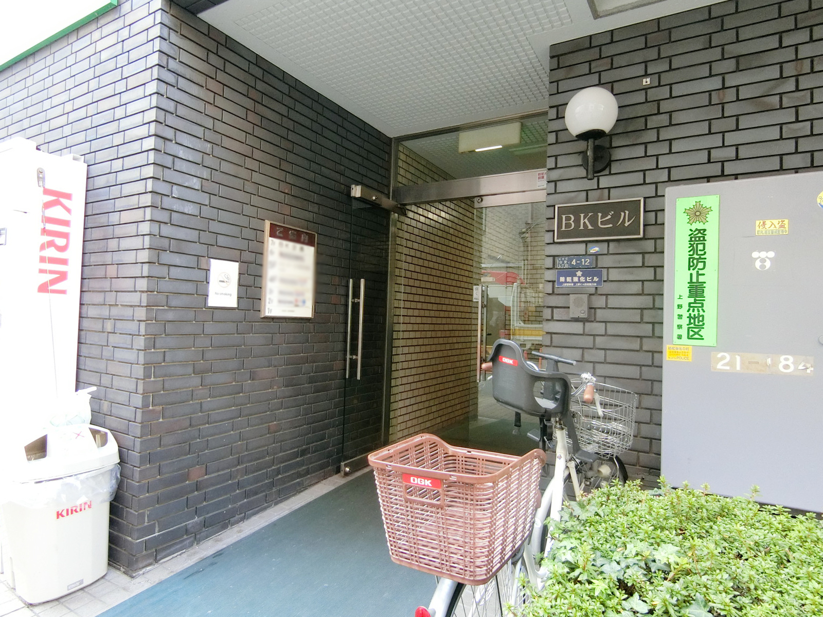 オフィスビル出入口