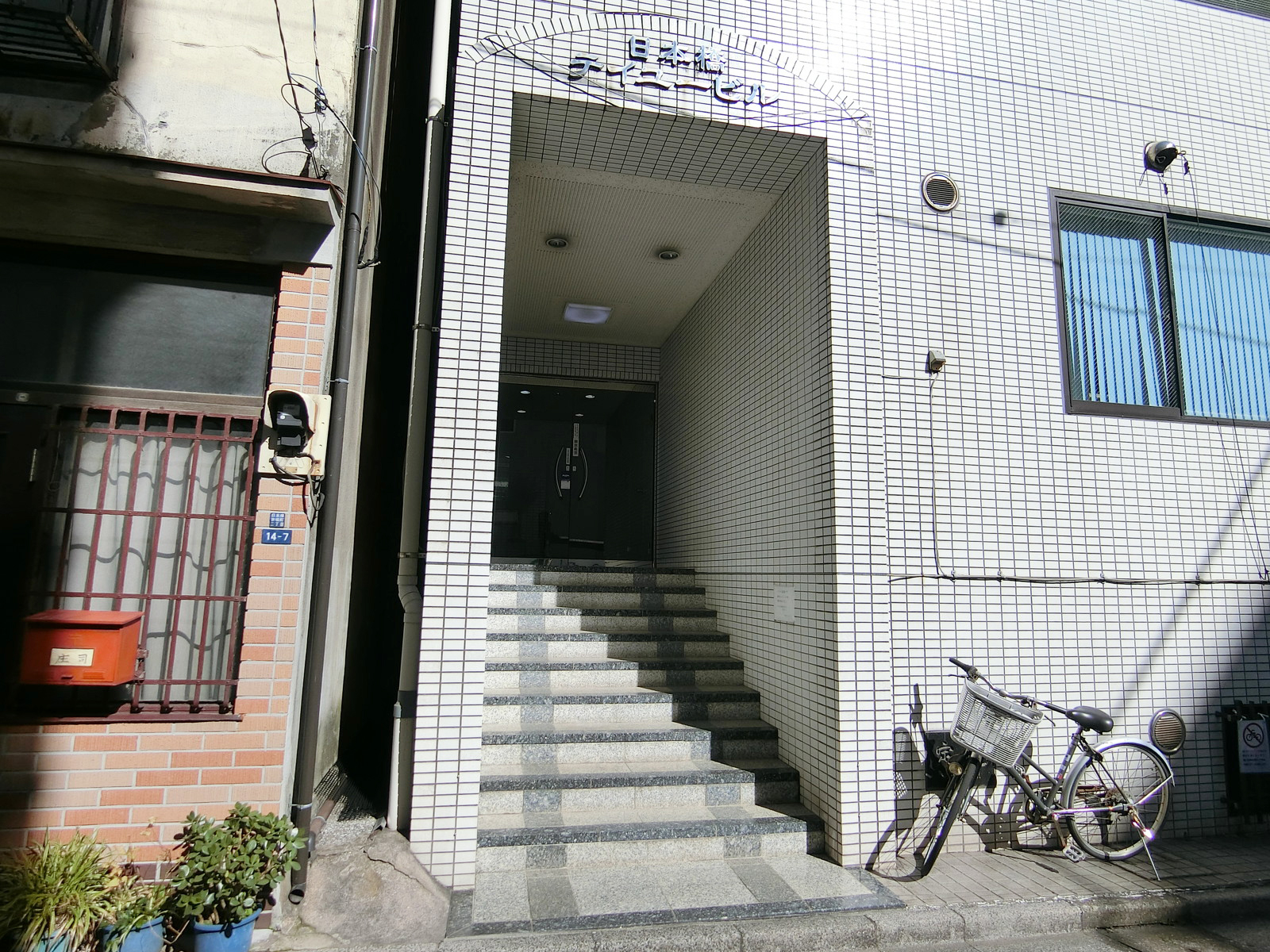 オフィスビル出入口